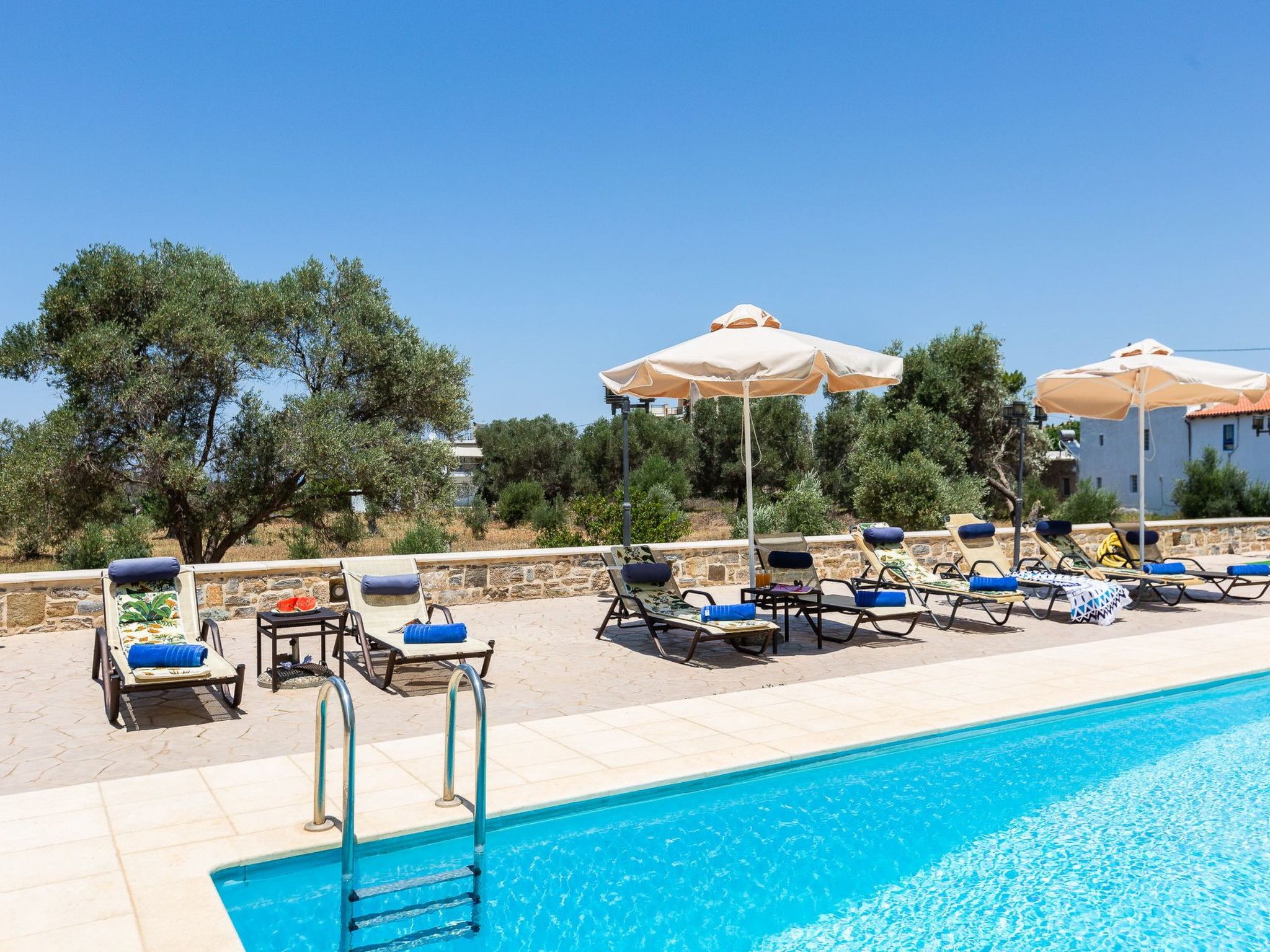 Familienvilla mit privatem Pool, Tischtennisplatte und Fußballtisch-Image-tags.info