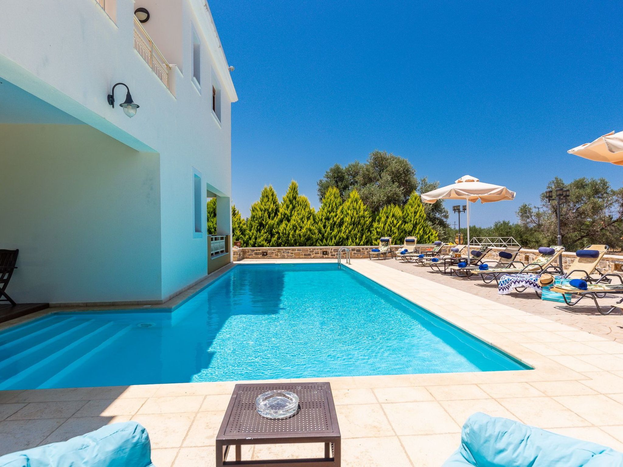 Familienvilla mit privatem Pool, Tischtennisplatte und Fußballtisch-Image-tags.info