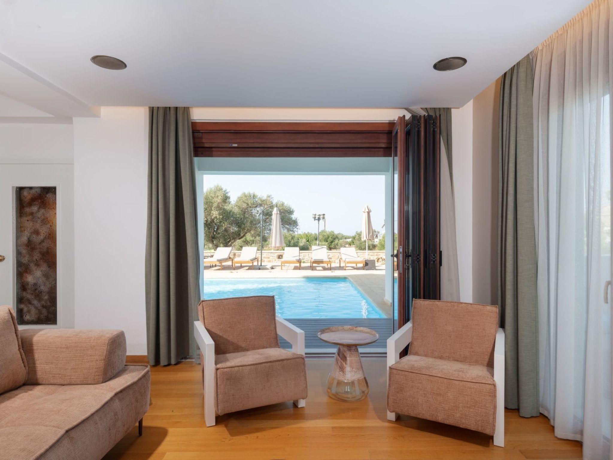 Familienvilla mit privatem Pool, Tischtennisplatte und Fußballtisch-Image-tags.info