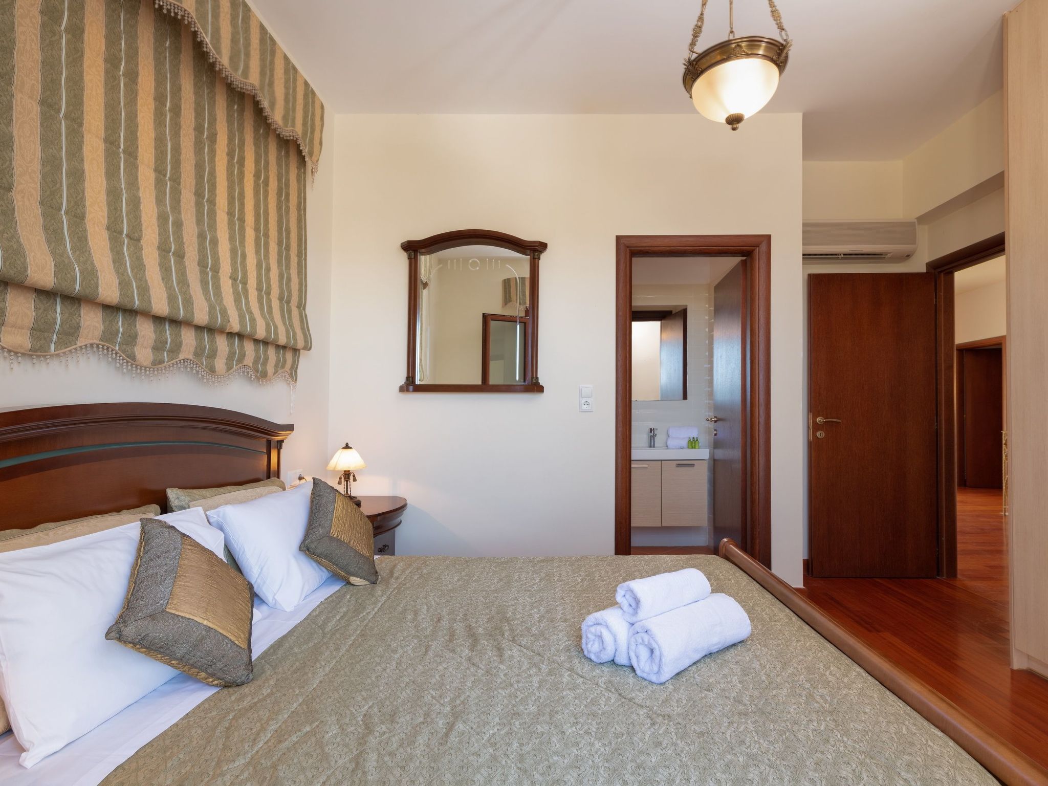 Familienvilla mit privatem Pool, Tischtennisplatte und Fußballtisch-Image-tags.info