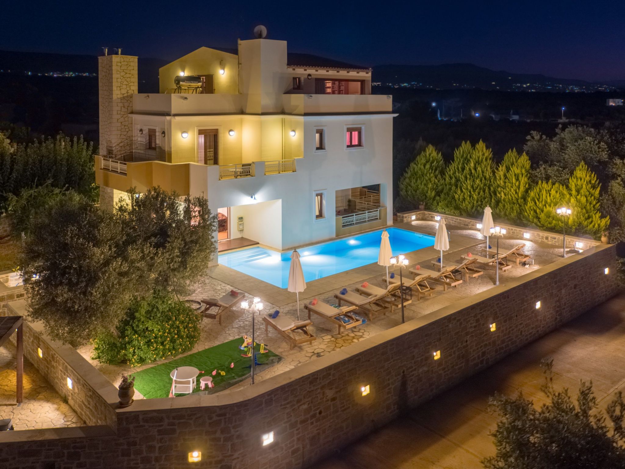 Familienvilla mit privatem Pool, Tischtennisplatte und Fußballtisch-Image-tags.info