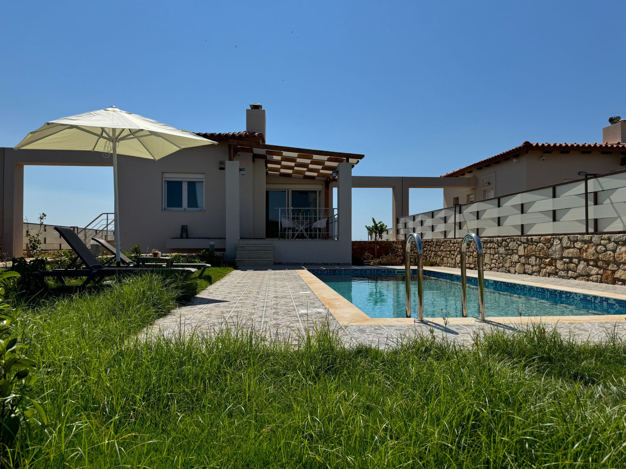 Geniet van de ultieme Kretenzische ontsnapping in onze exclusieve collectie van 5 gloednieuwe villa's gelegen in het pittoreske dorpje Panormo, Rethymnon. Elke villa biedt een oase van rust en luxe en..