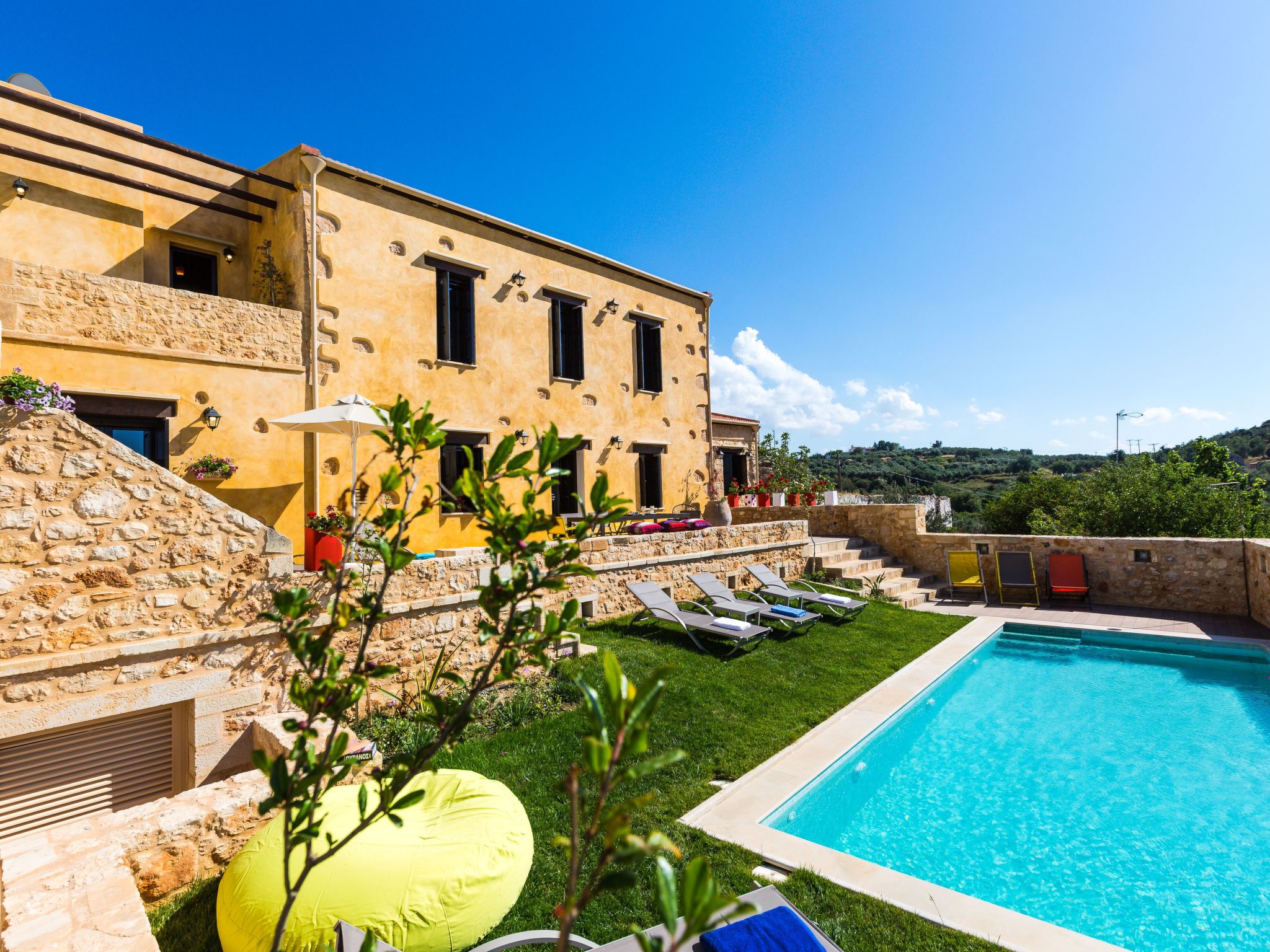 Freistehendes Ferienhaus mit großem Pool