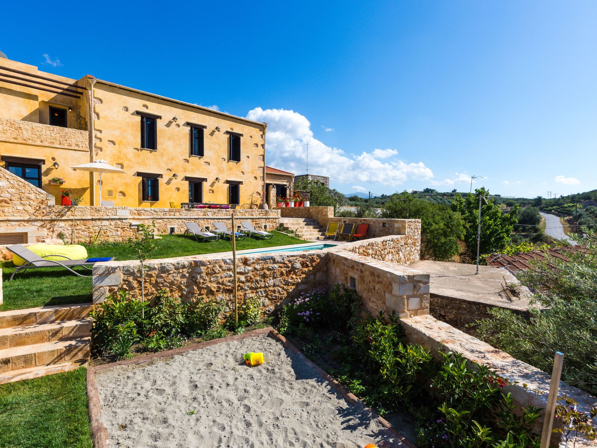 Freistehendes Ferienhaus mit großem Pool-Inside