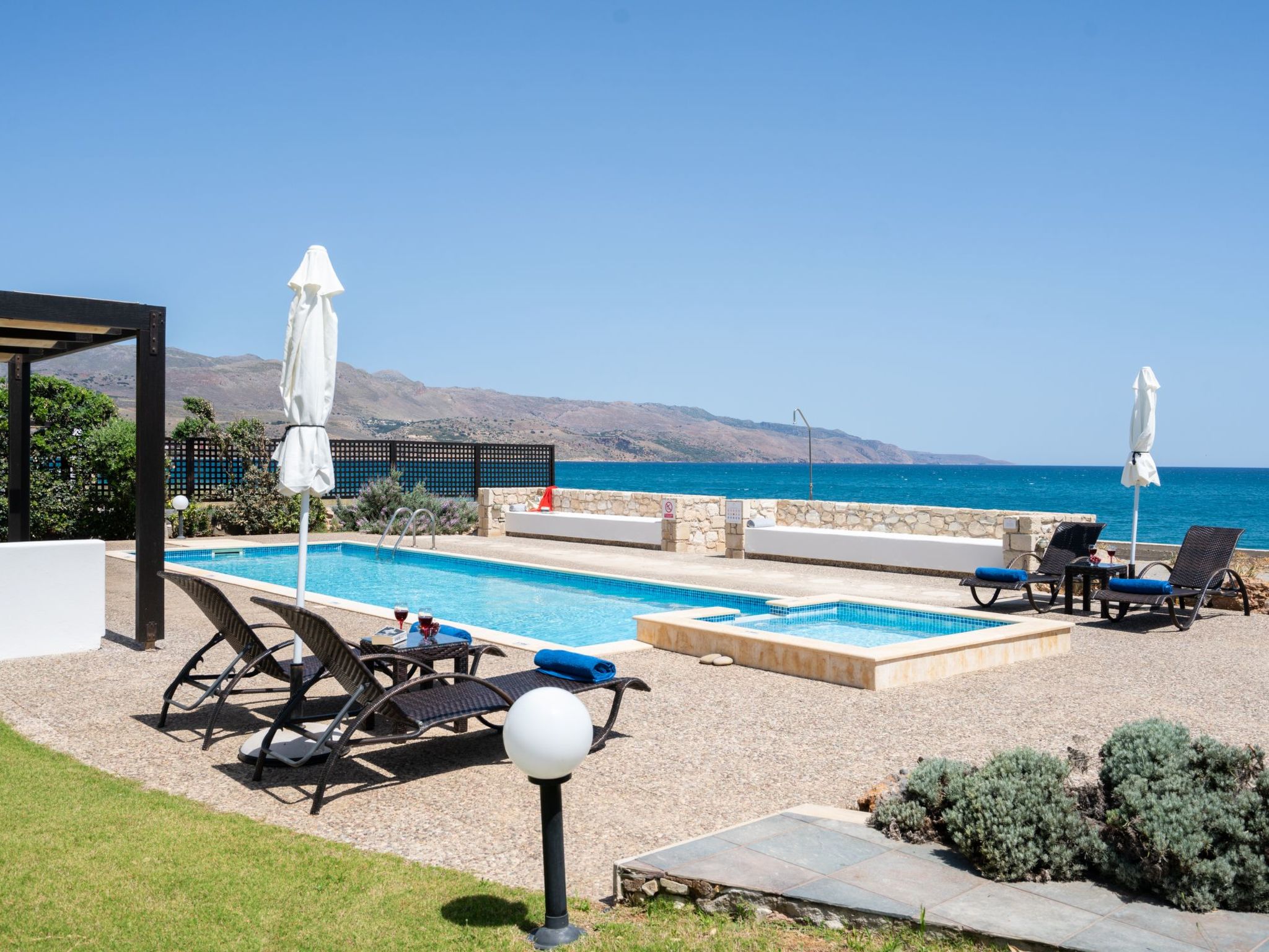 Villa am Strand mit privatem Pool und Tischtennisplatte