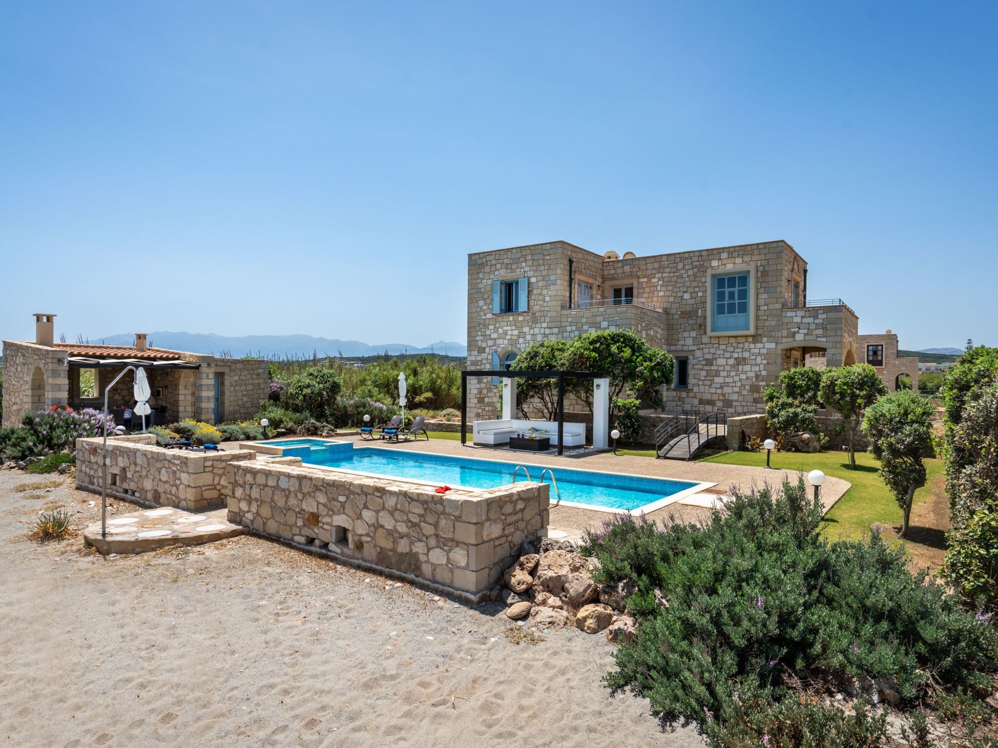 Villa am Strand mit privatem Pool und Tischtennisplatte-Draußen