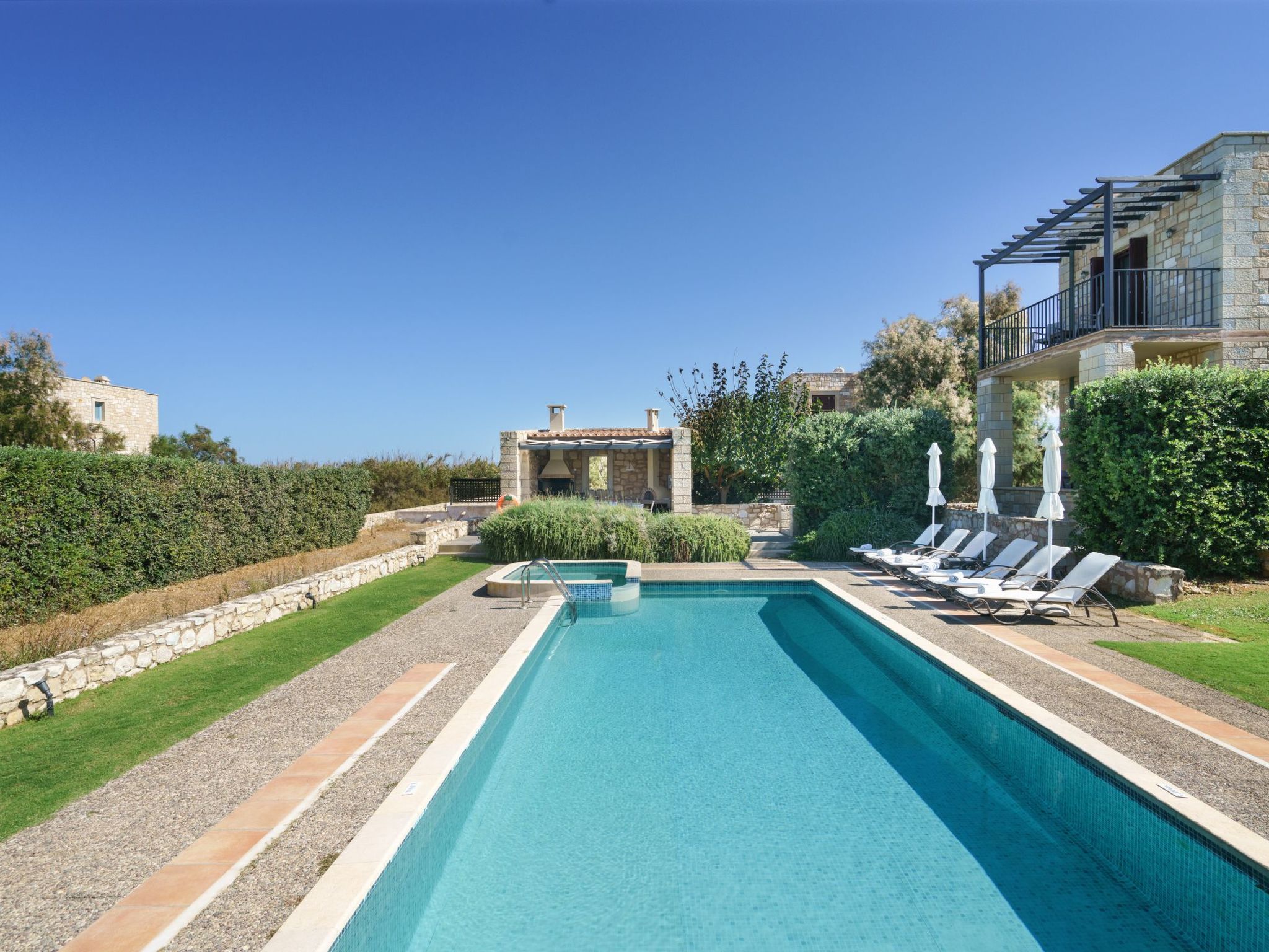 Villa aus Stein, privater Pool, BBQ 30m zum Strand-Draußen