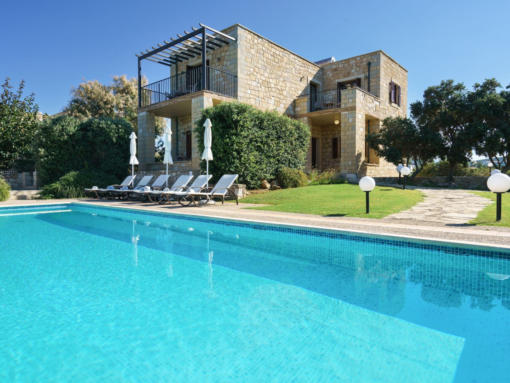 Villa aus Stein, privater Pool, BBQ 30m zum Strand-Draußen