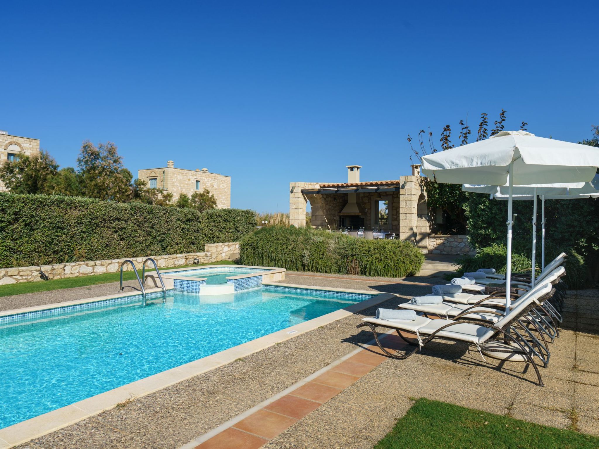 Villa aus Stein, privater Pool, BBQ 30m zum Strand-Draußen