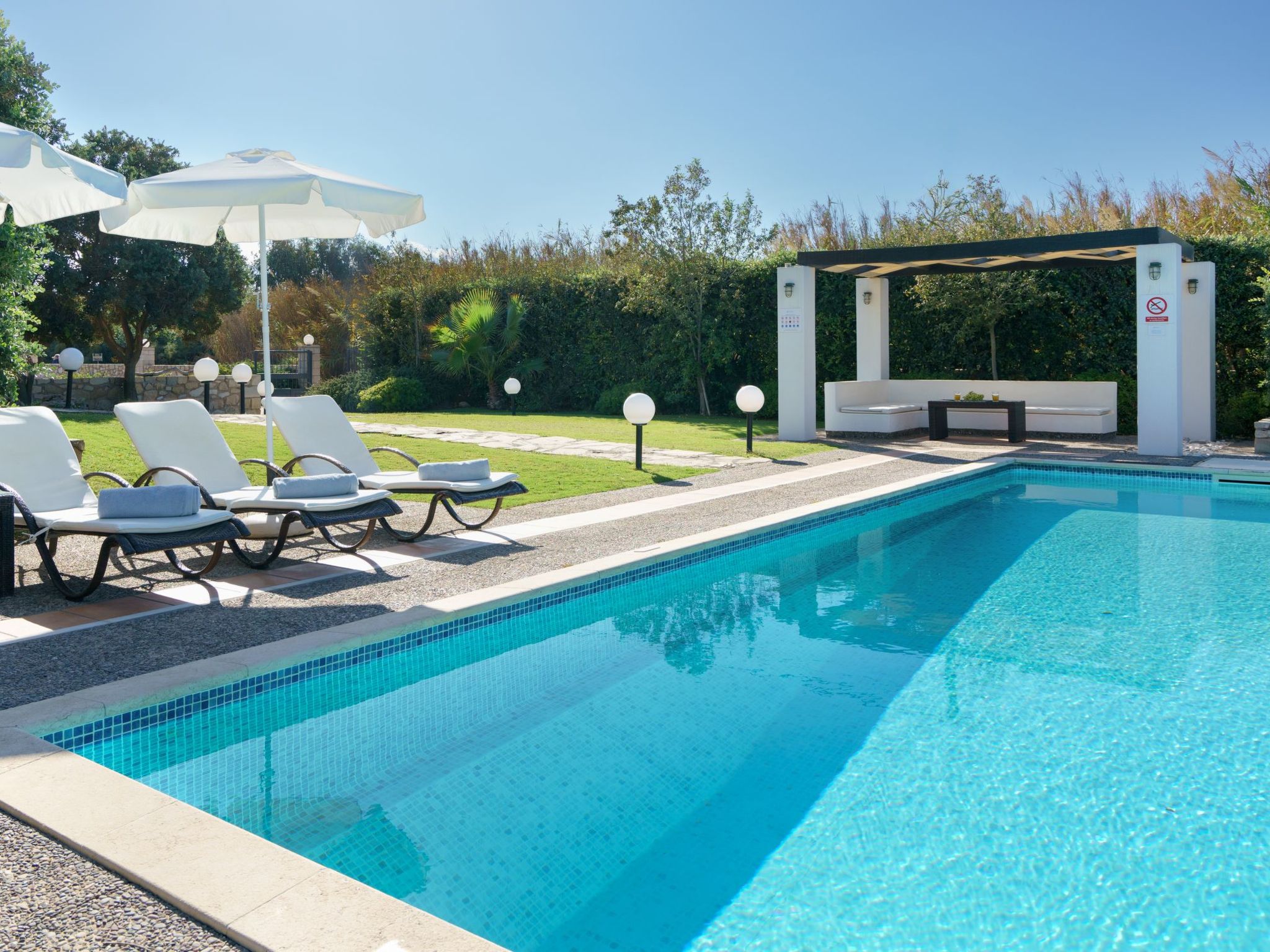 Villa aus Stein, privater Pool, BBQ 30m zum Strand-Draußen