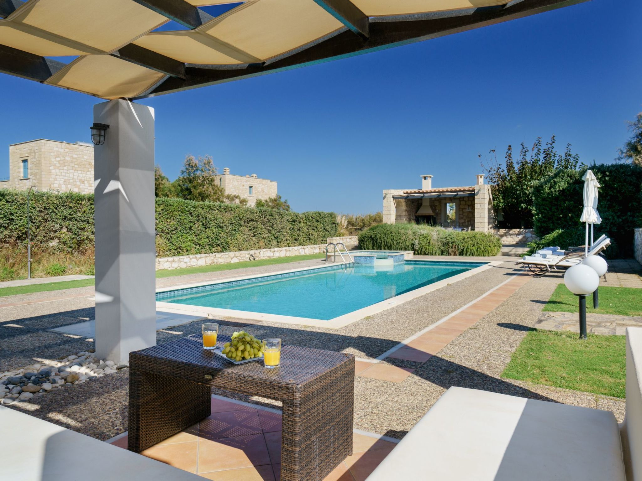 Villa aus Stein, privater Pool, BBQ 30m zum Strand-Draußen