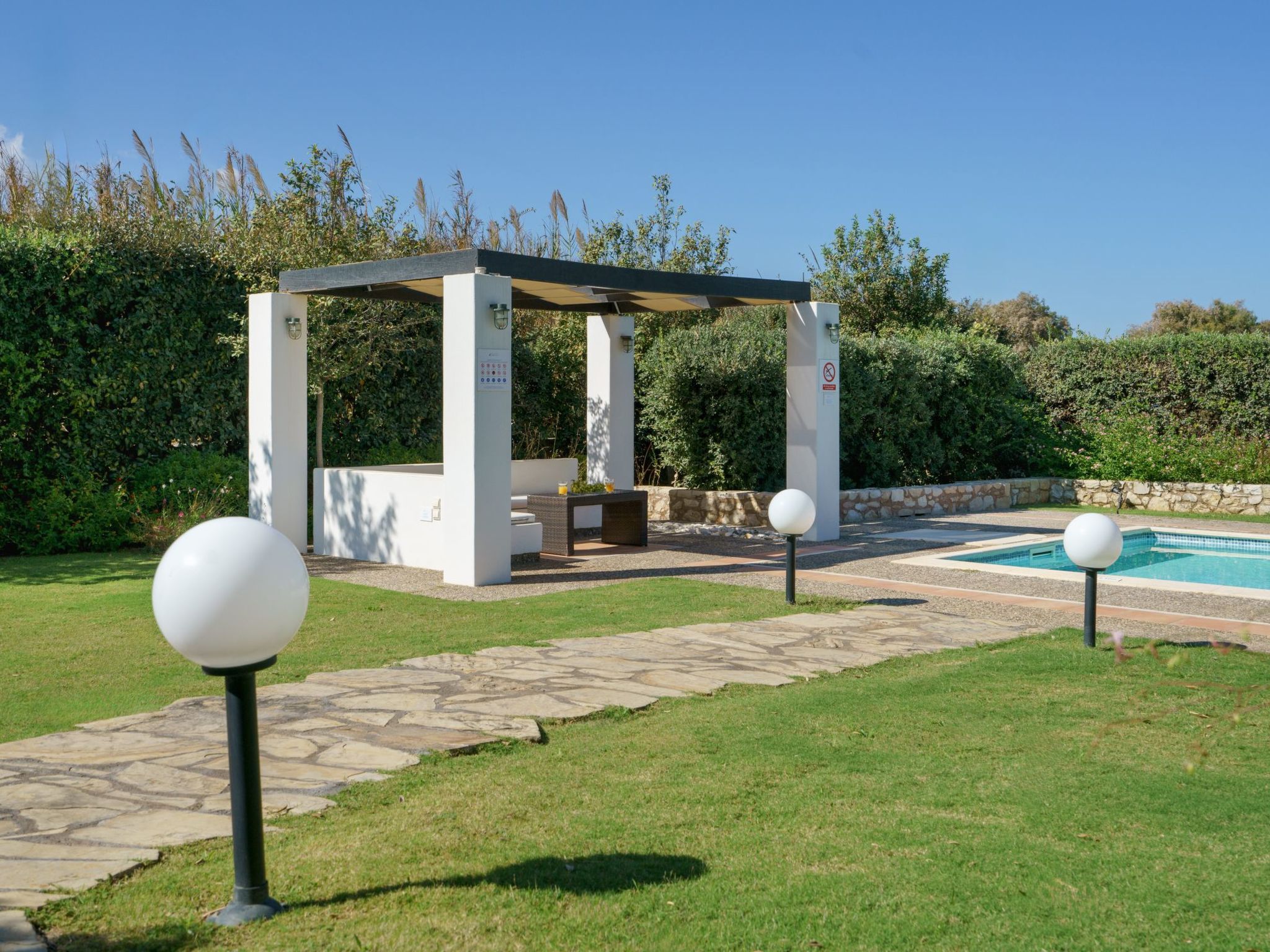 Villa aus Stein, privater Pool, BBQ 30m zum Strand-Draußen