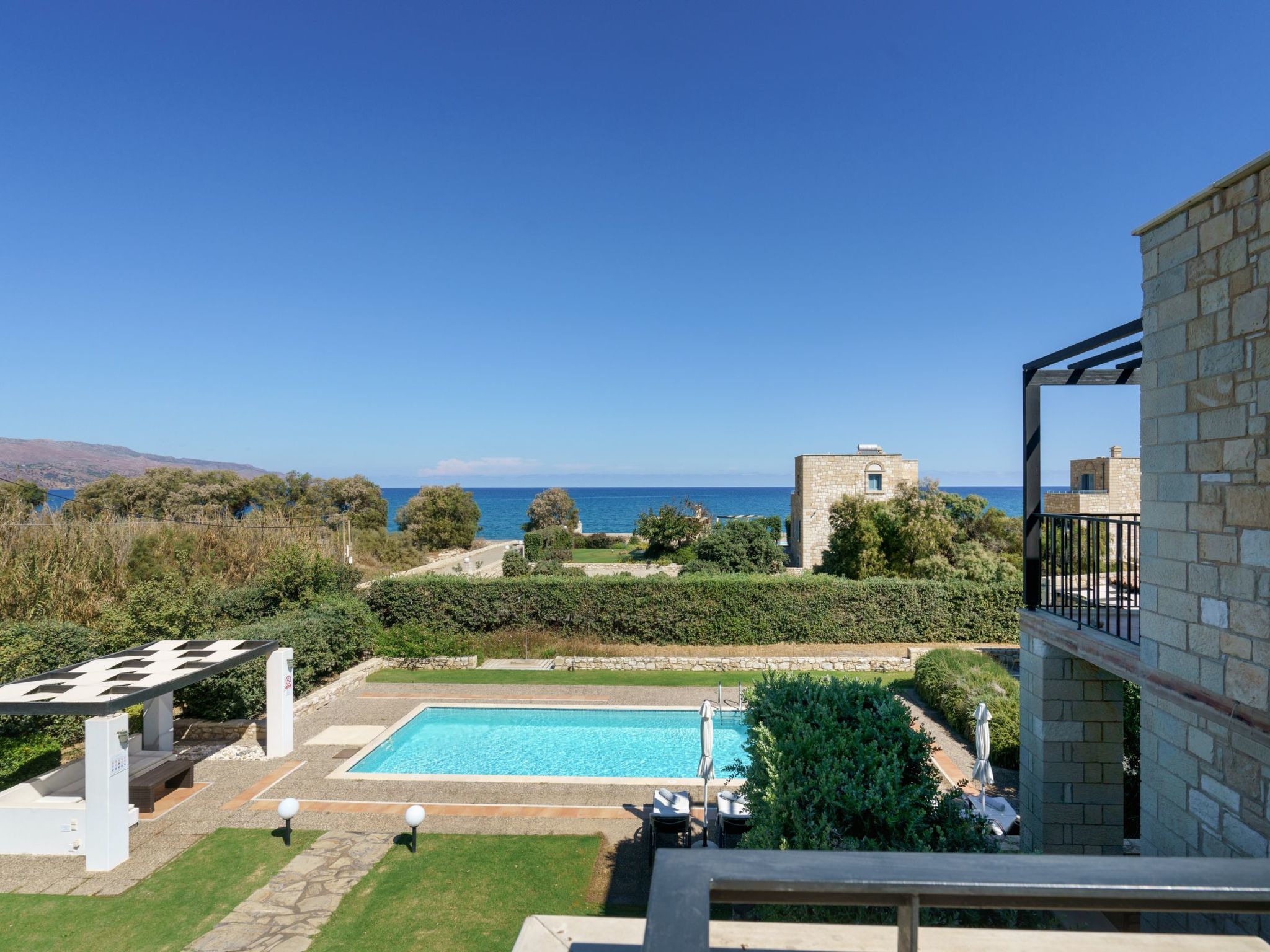 Villa aus Stein, privater Pool, BBQ 30m zum Strand-Draußen