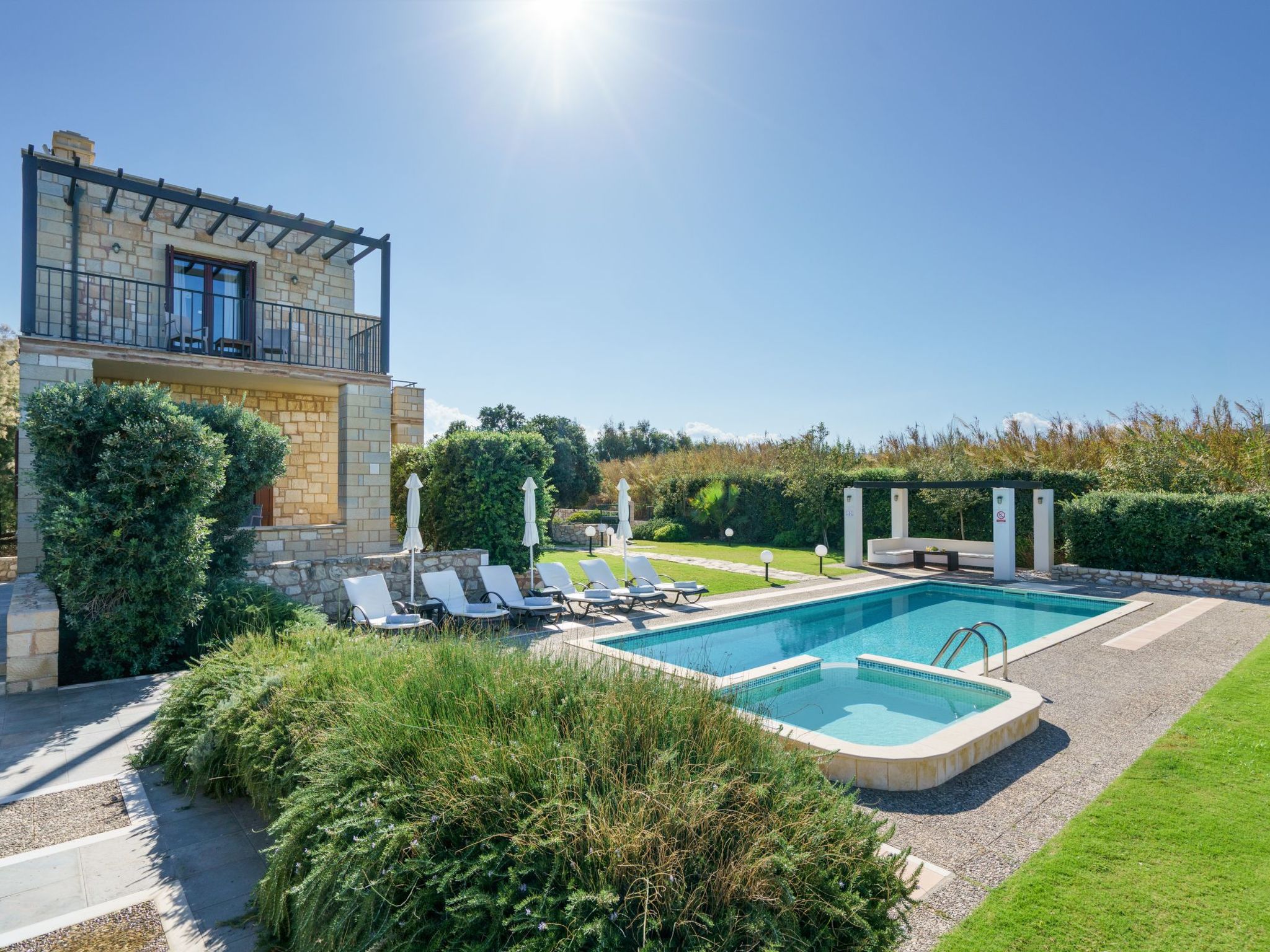 Villa aus Stein, privater Pool, BBQ 30m zum Strand-Draußen