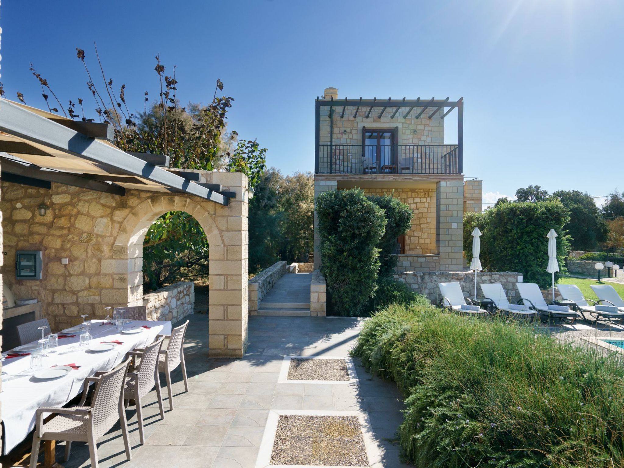 Villa aus Stein, privater Pool, BBQ 30m zum Strand-Draußen