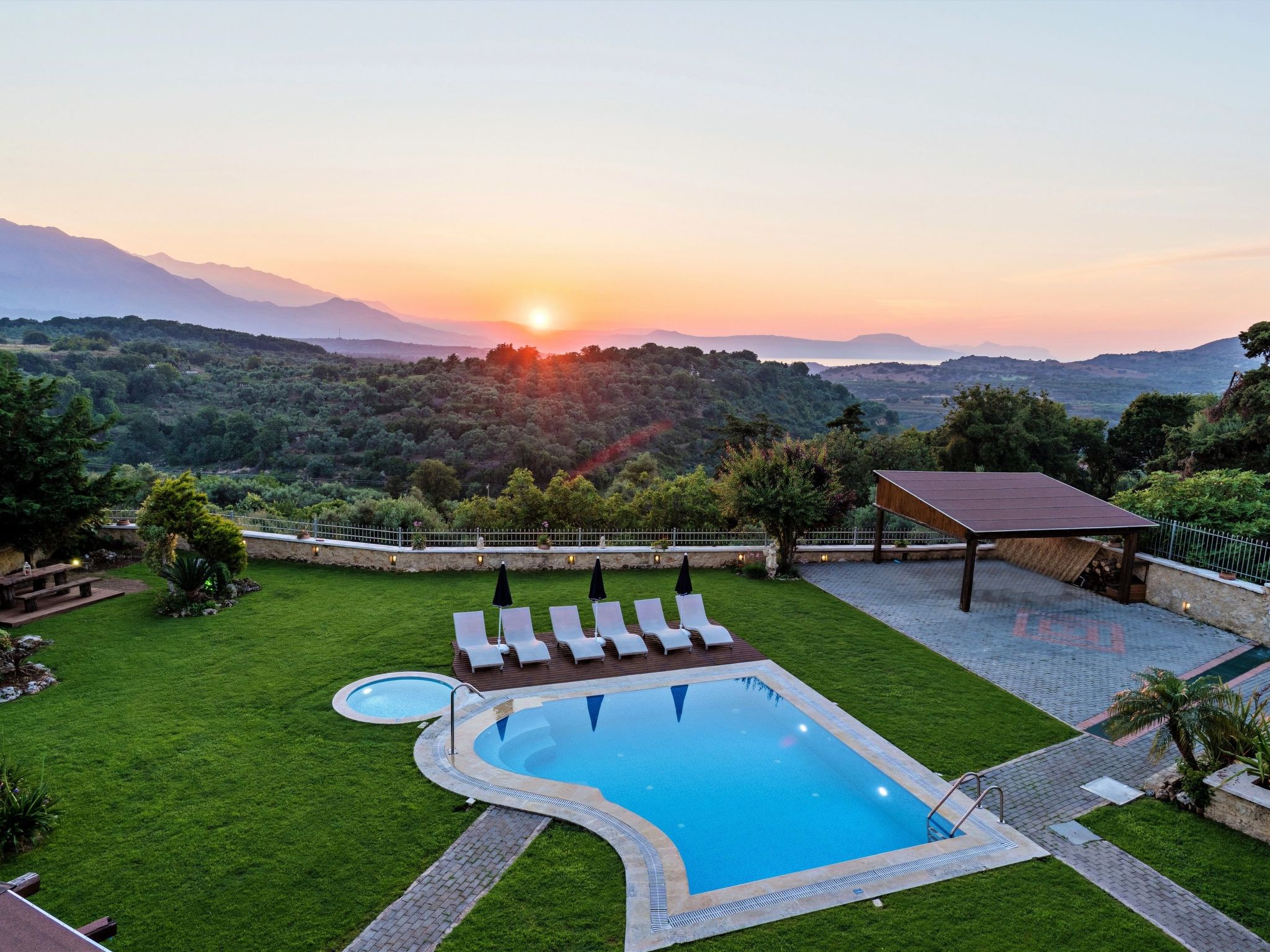 Villa Zeus mit privatem Pool und Jacuzzi-Buiten