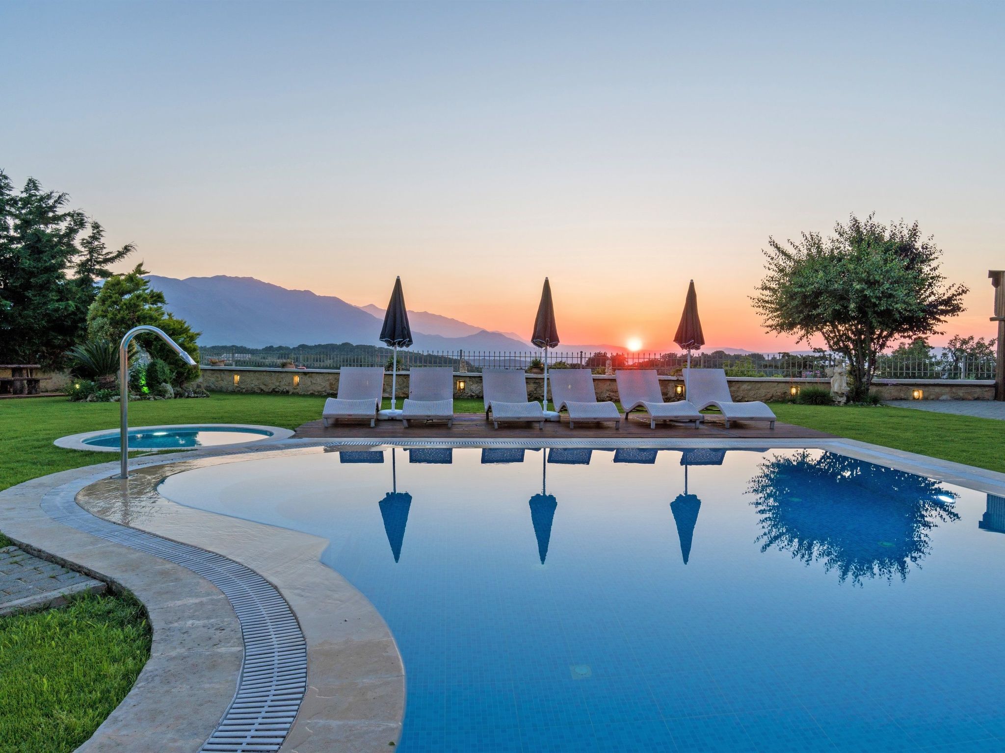 Villa Zeus mit privatem Pool und Jacuzzi-Buiten