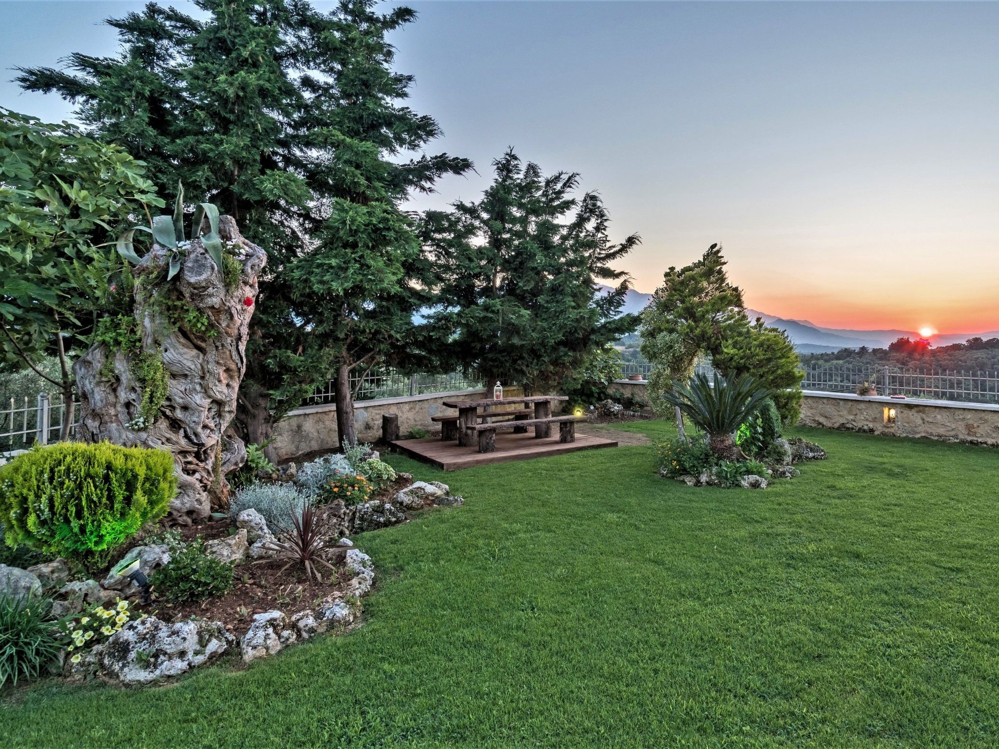 Villa Zeus mit privatem Pool und Jacuzzi-Buiten