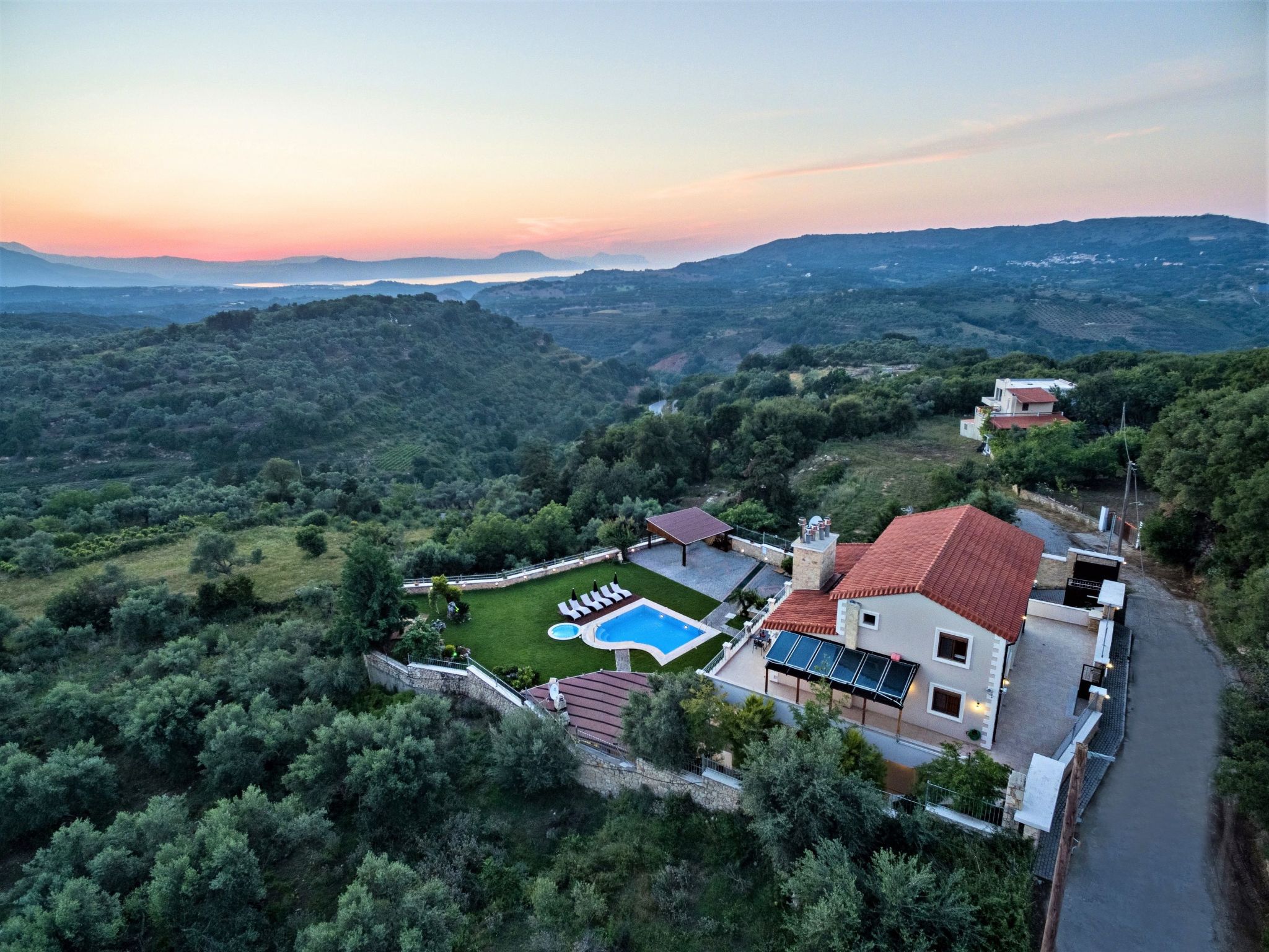 Villa Zeus mit privatem Pool und Jacuzzi-Buiten