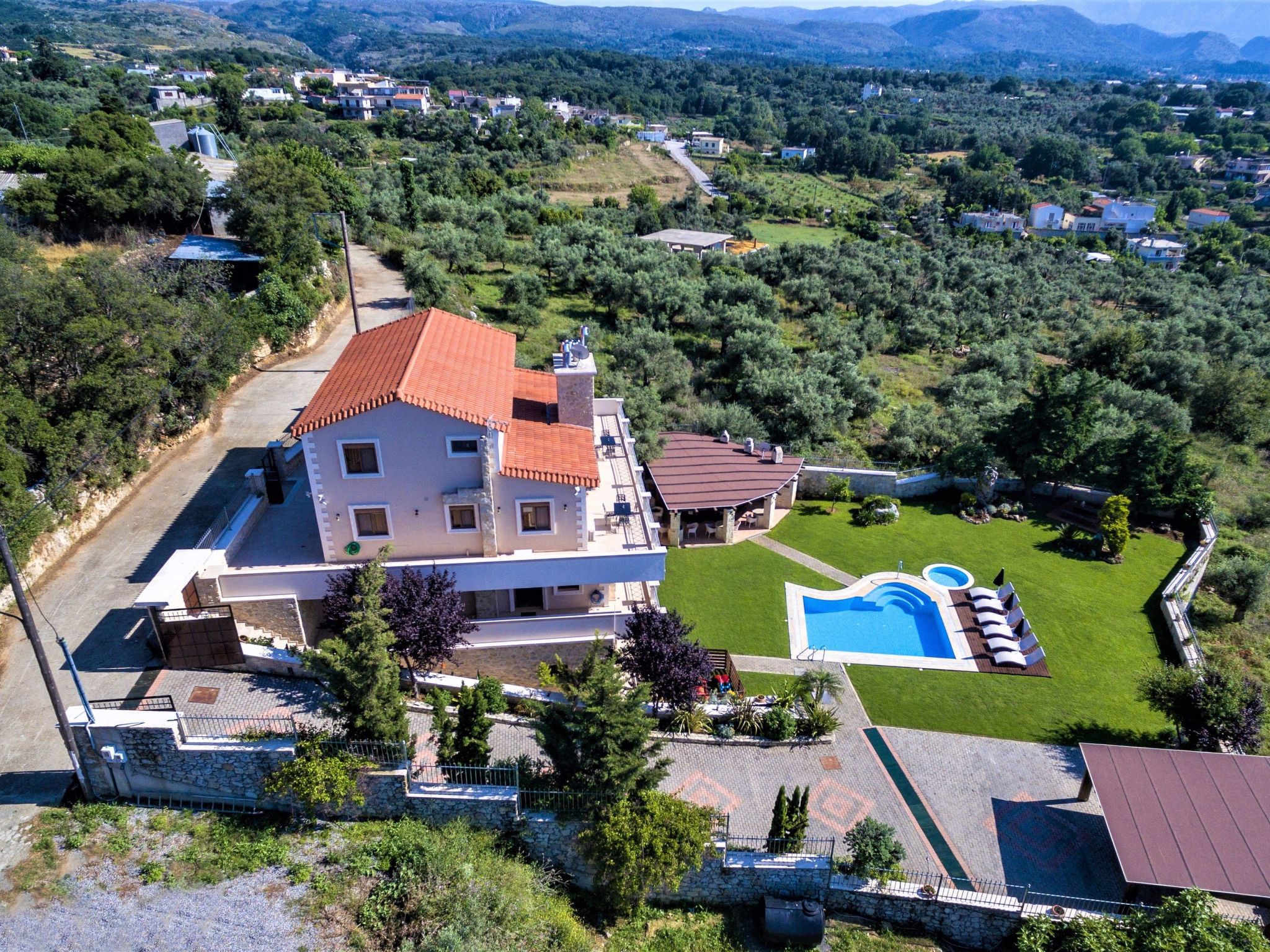 Villa Zeus mit privatem Pool und Jacuzzi-Buiten