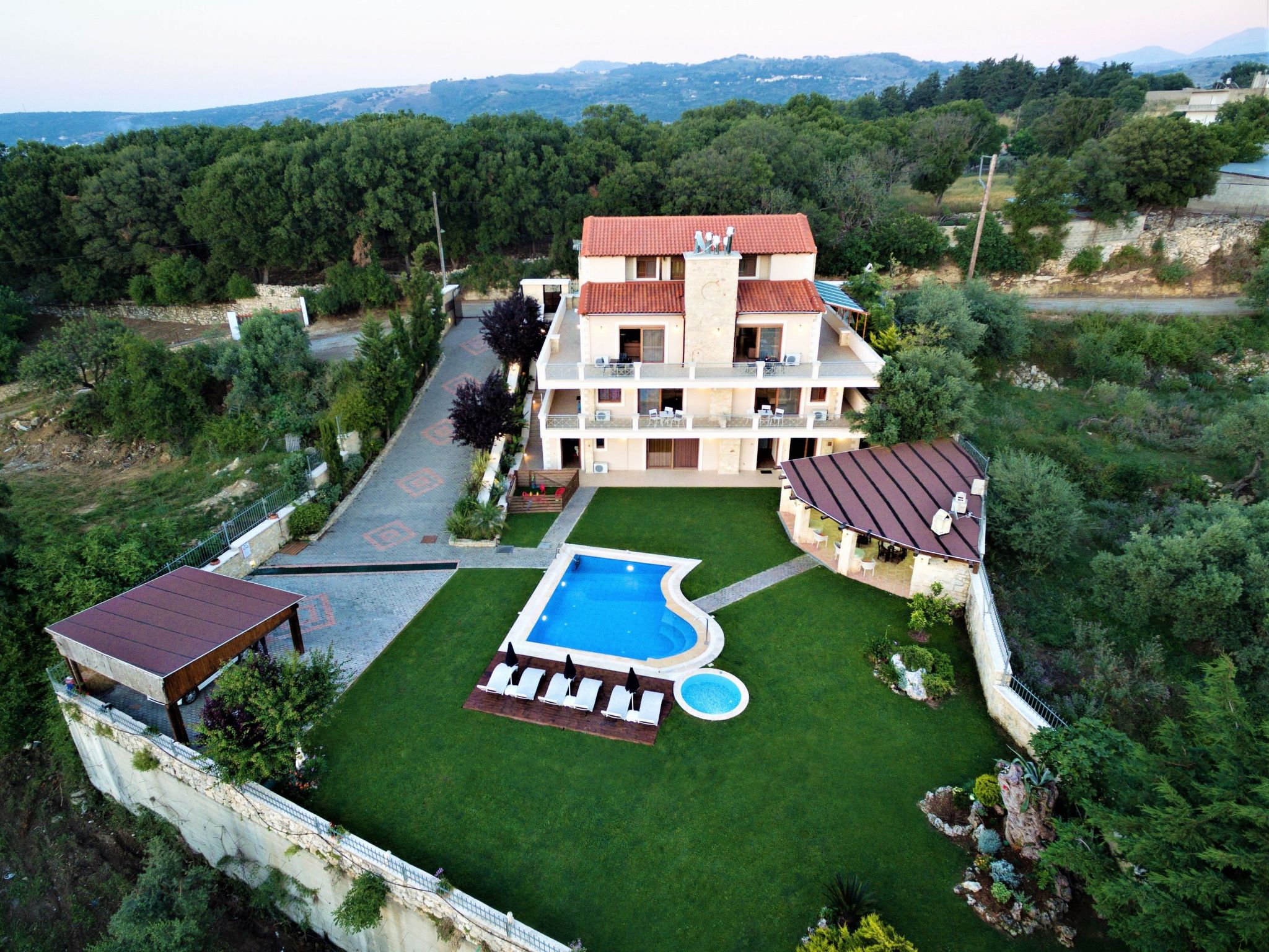 Villa Zeus mit privatem Pool und Jacuzzi-Buiten