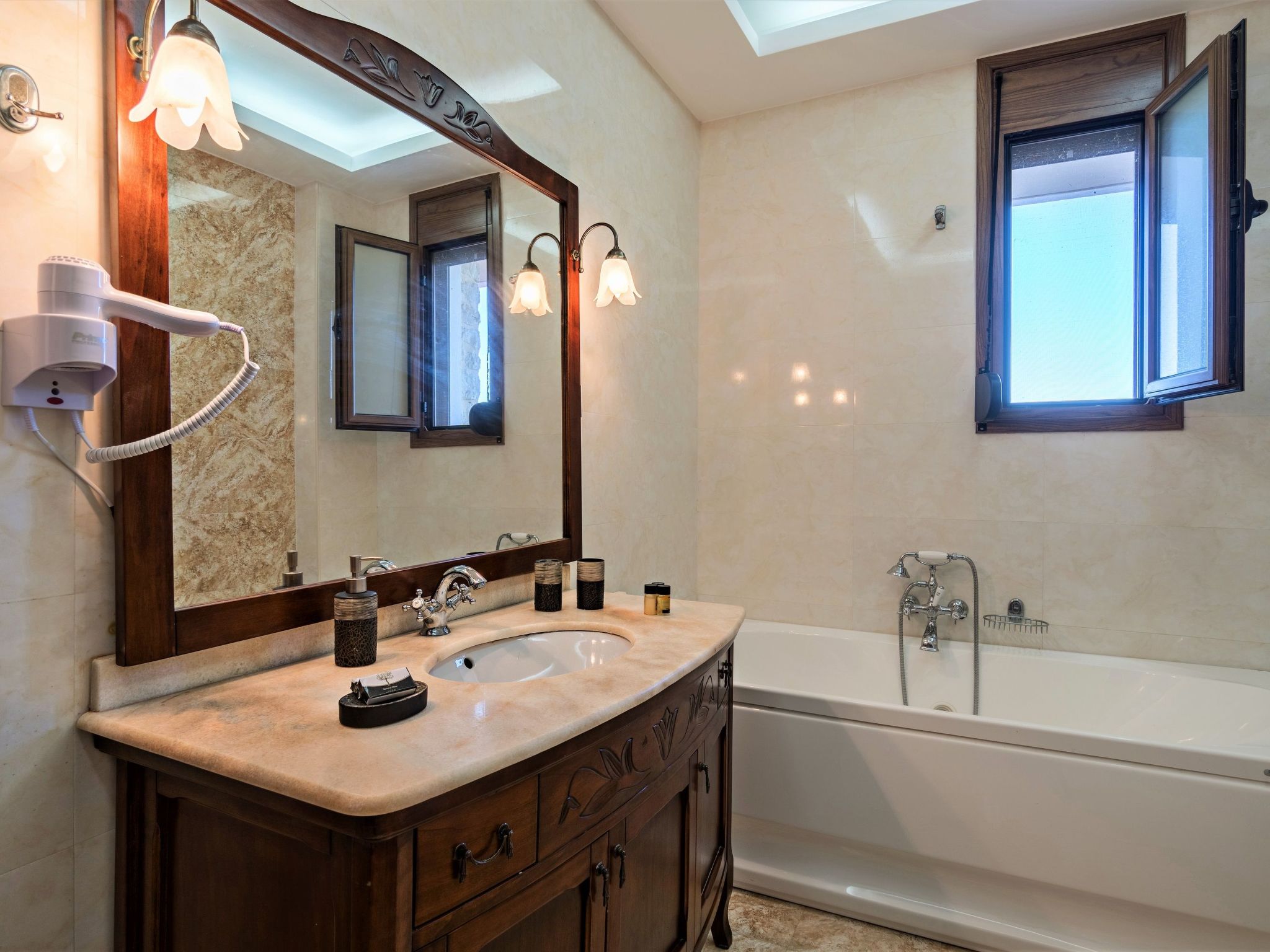 Villa Zeus mit privatem Pool und Jacuzzi-Binnen