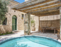 mit privatem Pool in Roustika