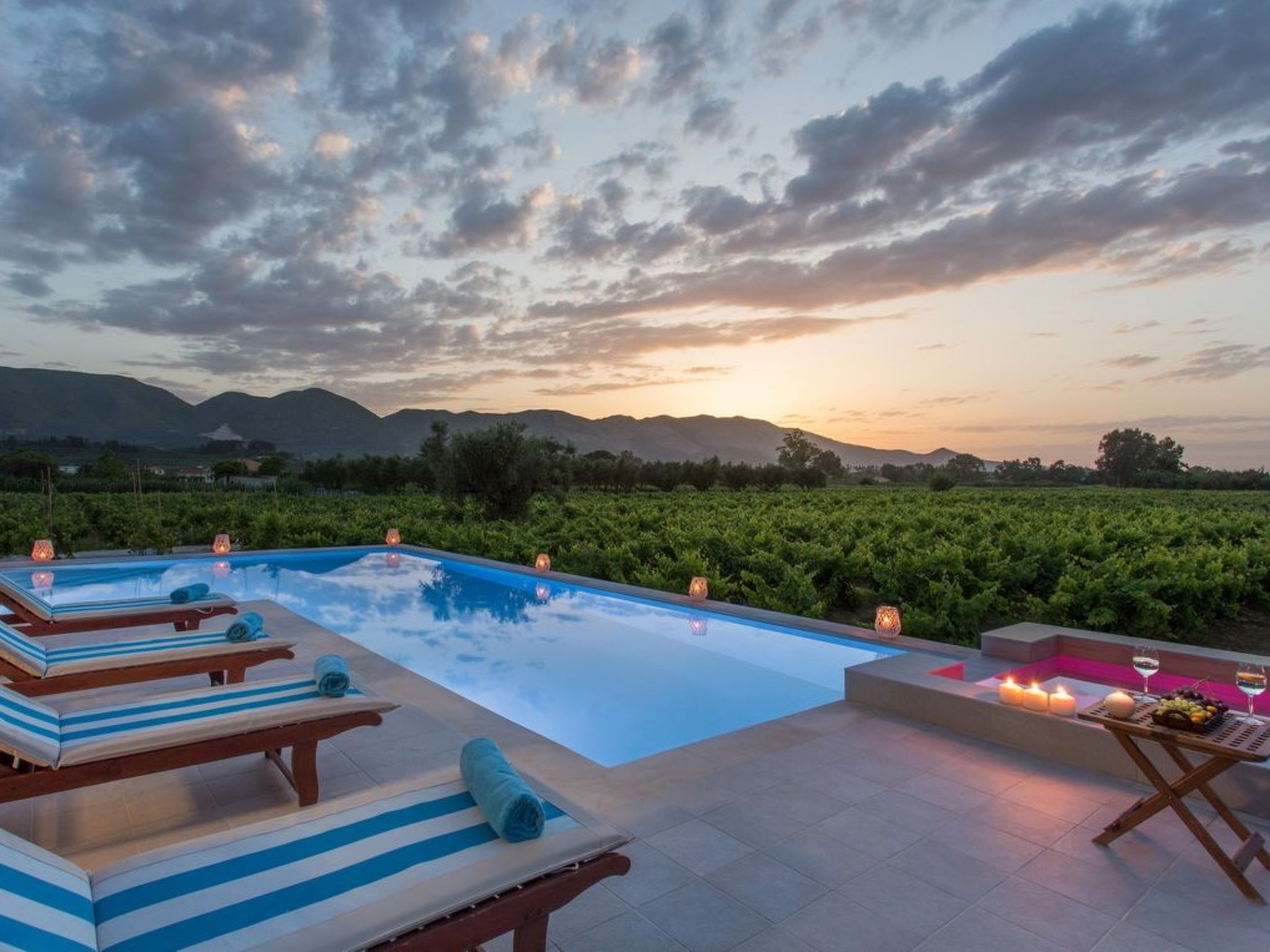 Lage: Lassen Sie sich in Ihren eigenen privaten Garten Eden entführen: Das luxuriöse Landhaus liegt inmitten eines bewachsenen Grundstücks mit Weinbergen, Olivenbäumen, vielen Obstbäumen und Blum..