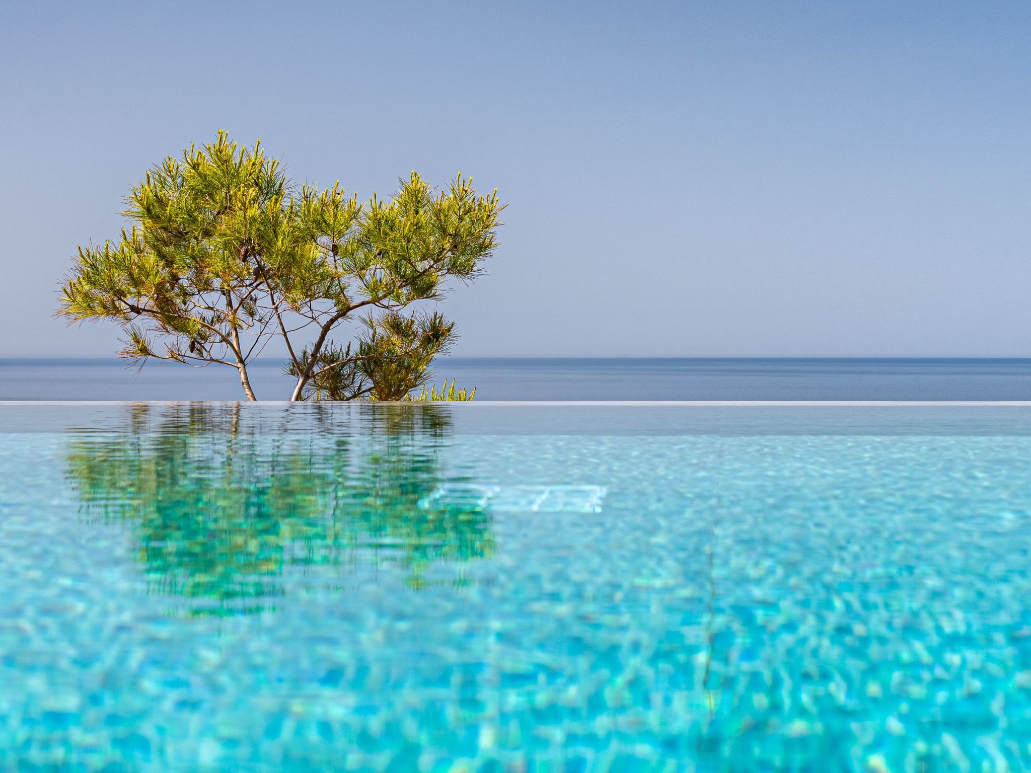 Die Westseite von Zakynthos ist die wilde Seite der Insel. Im Gegensatz zum Rest der Insel mit seinen endlosen Sandstränden hat man hier nur von wenigen, ganz bestimmten Punkten aus Zugang zum klaren..