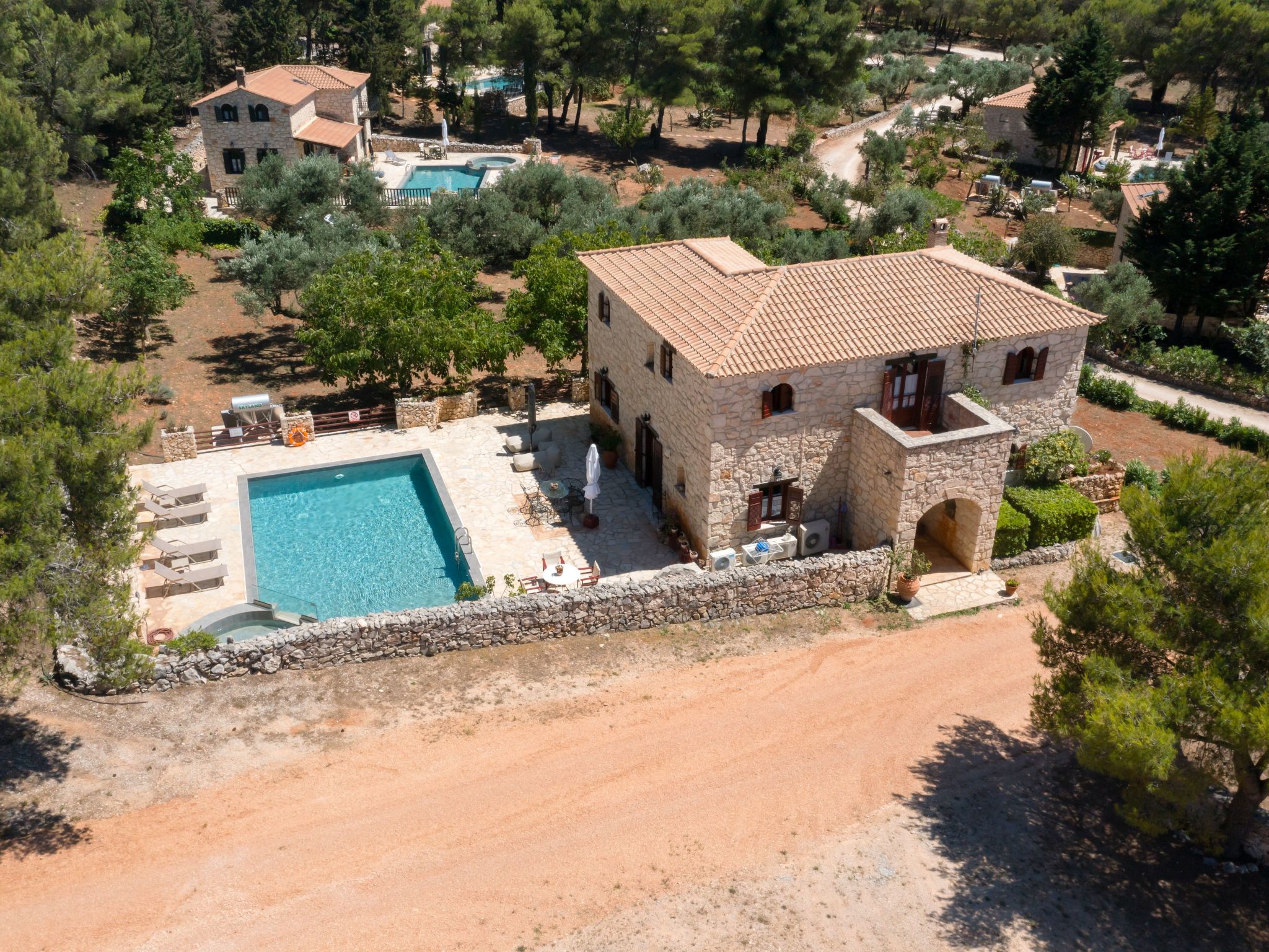 Entdecken Sie einen ruhigen Zufluchtsort inmitten der malerischen Landschaft von Koiliomenos auf den Ionischen Inseln mit unserem bezaubernden Ferienhaus. Dieses freistehende Haus wurde mit Blick auf ..