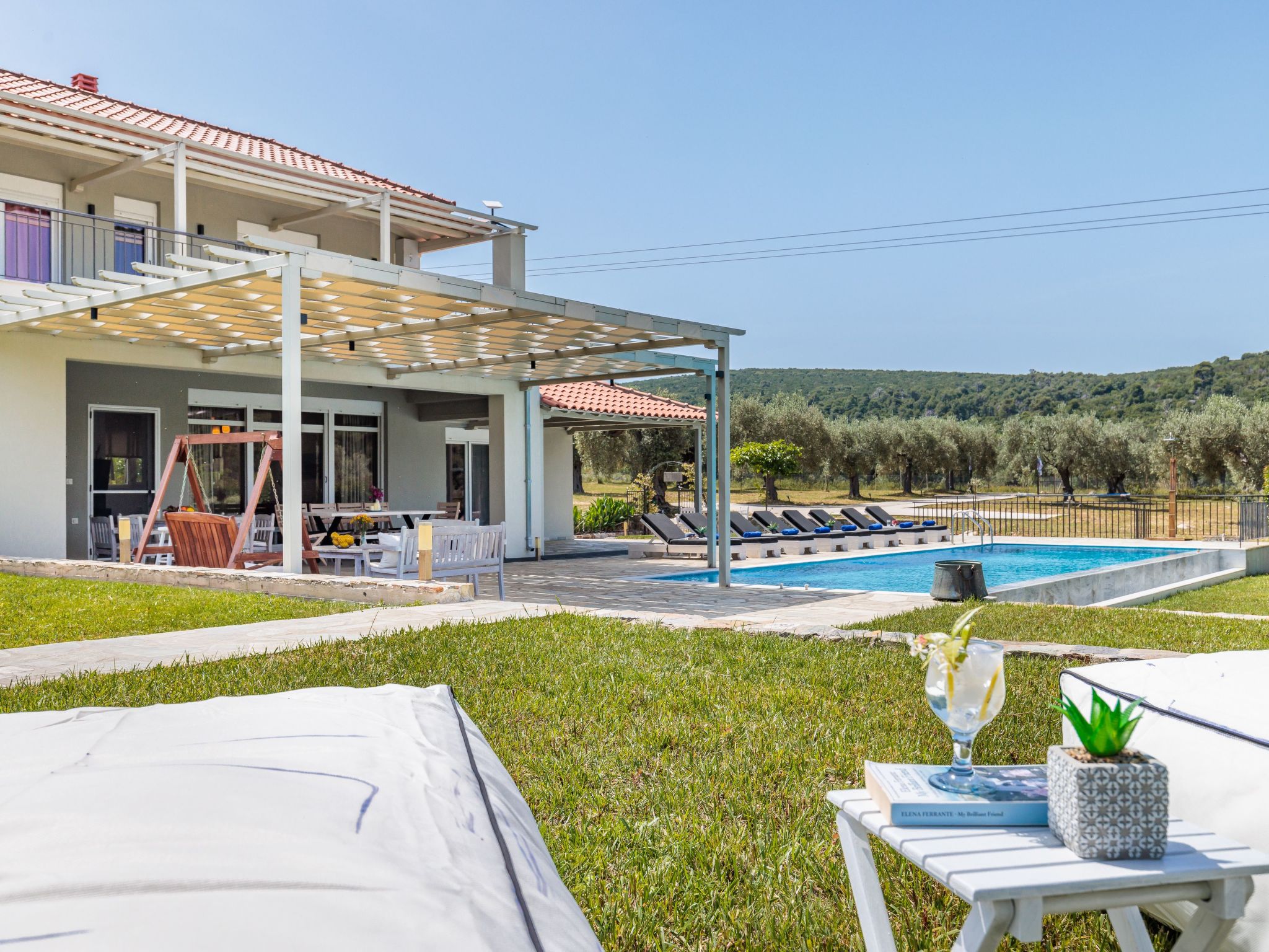 Welcome to Villa Kardous „Aelia“! (AELIA...The name denotes our endless love for the lush light we would like to share with you.)Located in the area of Ditropon - in its own garden and surrounded ..