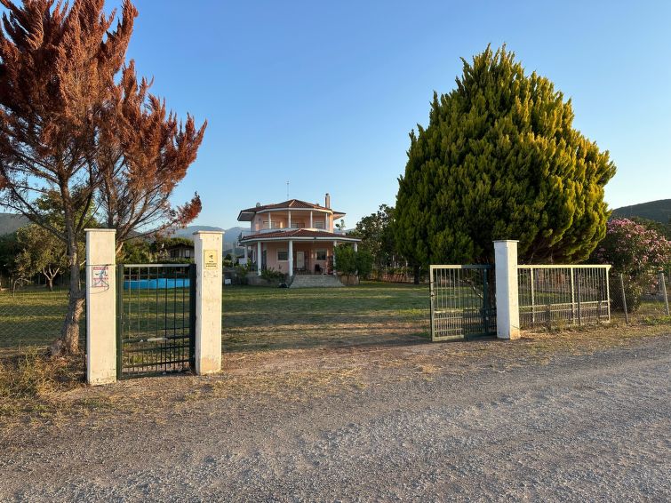 Privézwembad en luxe vakantiehuis aan zee in Achladi