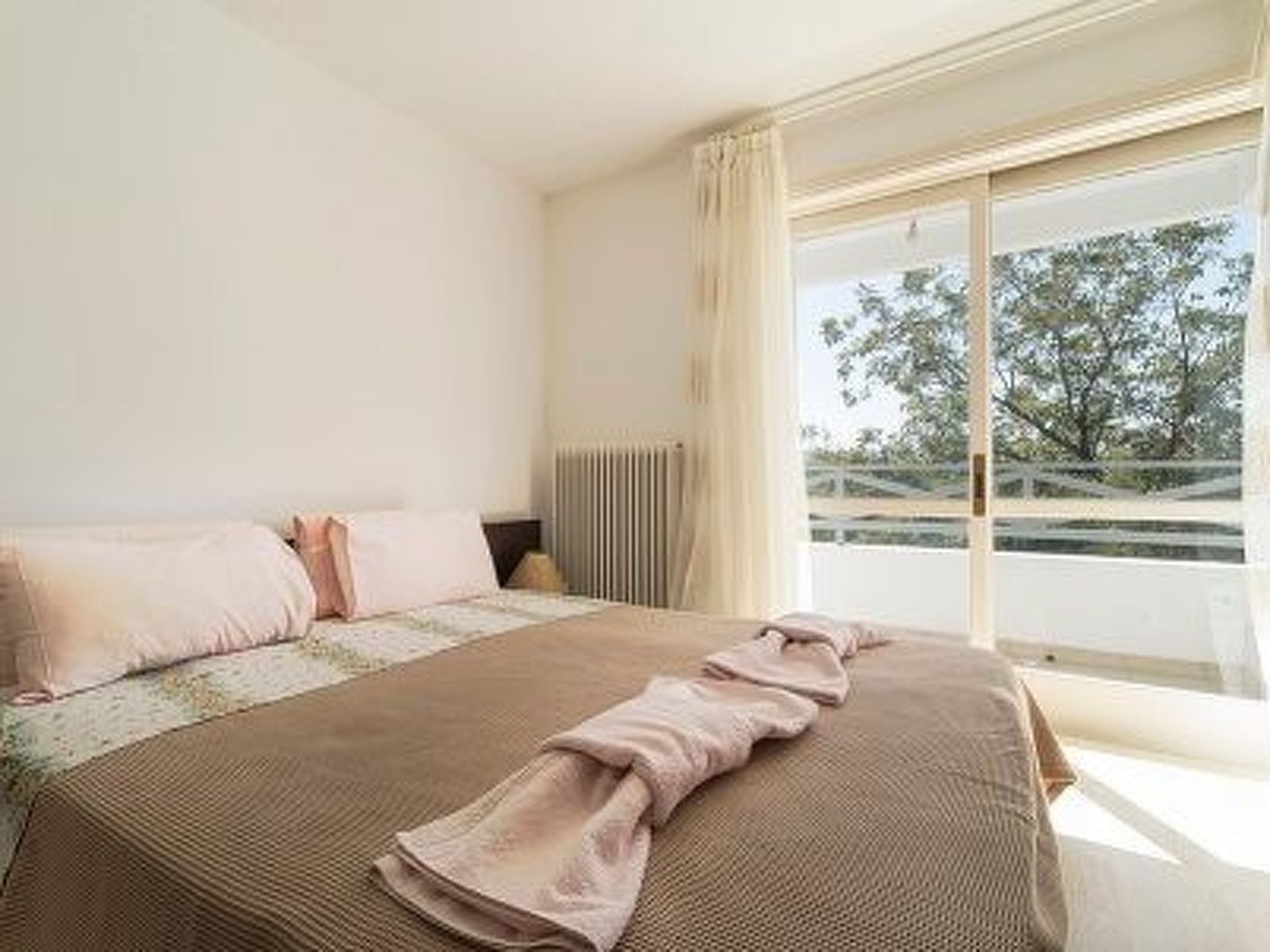 Neben Orangenbaum-Obstgarten-Binnen