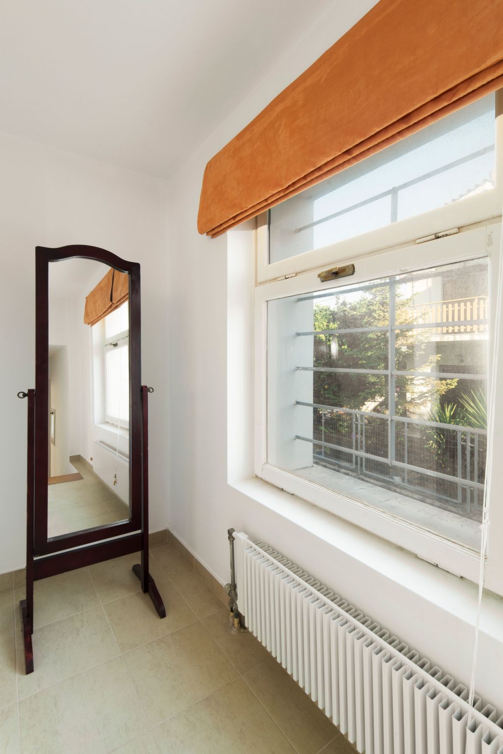 Neben Orangenbaum-Obstgarten-Binnen