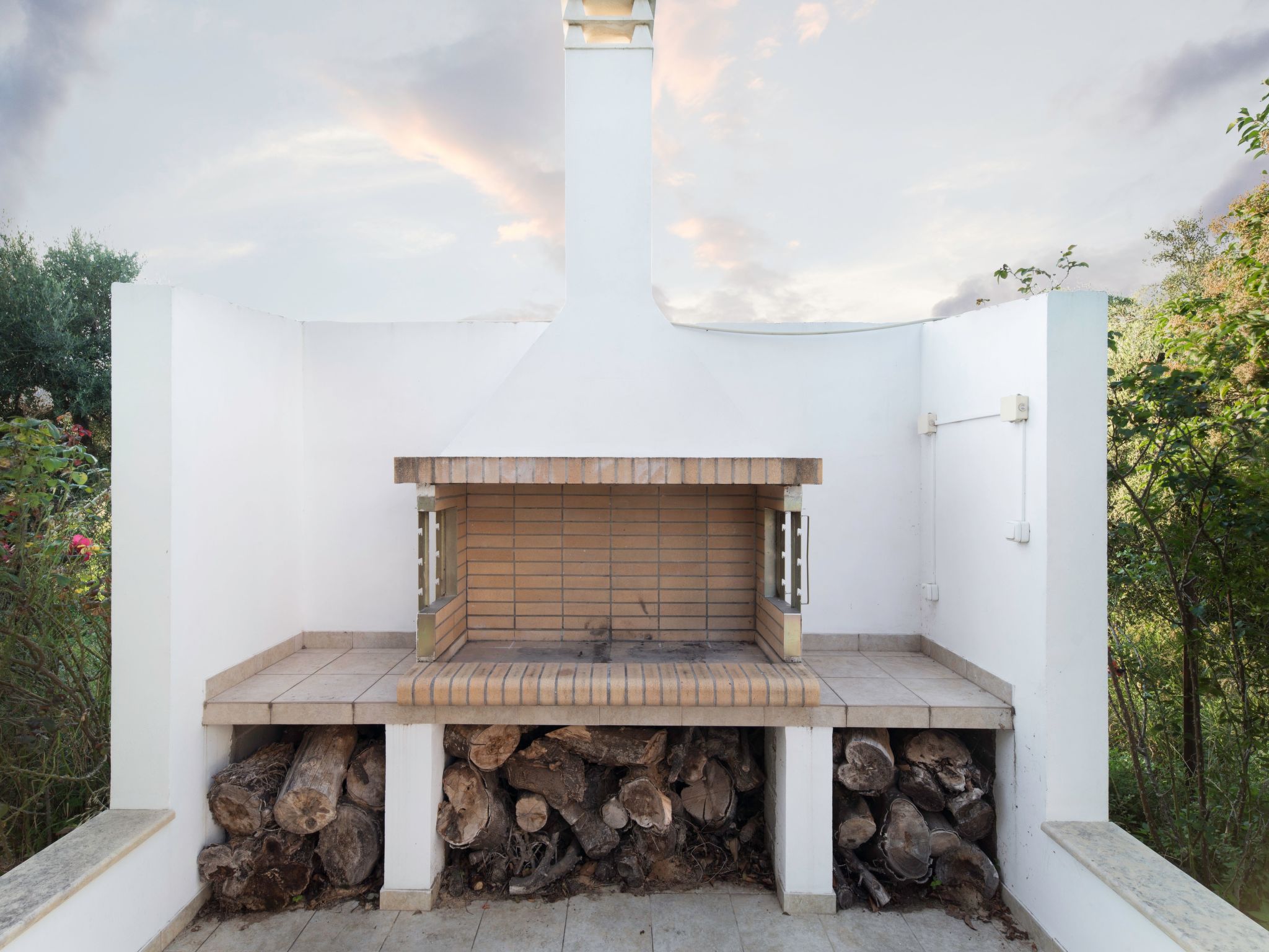 Neben Orangenbaum-Obstgarten-Binnen