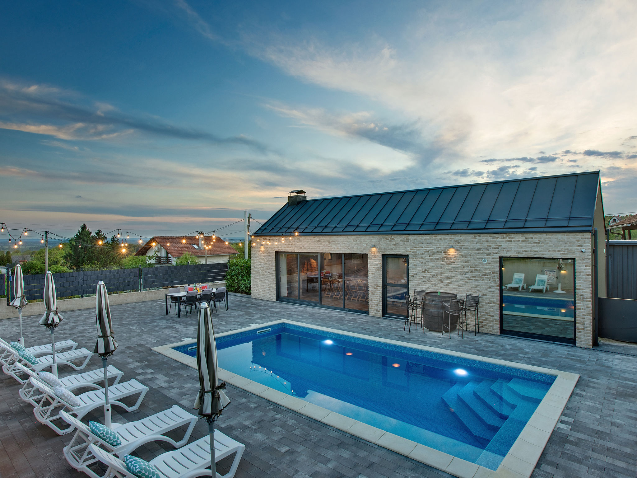 Huis 3-kamers 120 m2. Woon-/eetkamer met Sat-TV en air-conditioning. Uitgang naar het terras. 1 kamer met 1 2-pers bed (180 cm, lengte 200 cm), douche/WC. 1 kamer met 3 bedden (90 cm, lengte 200 cm), ..