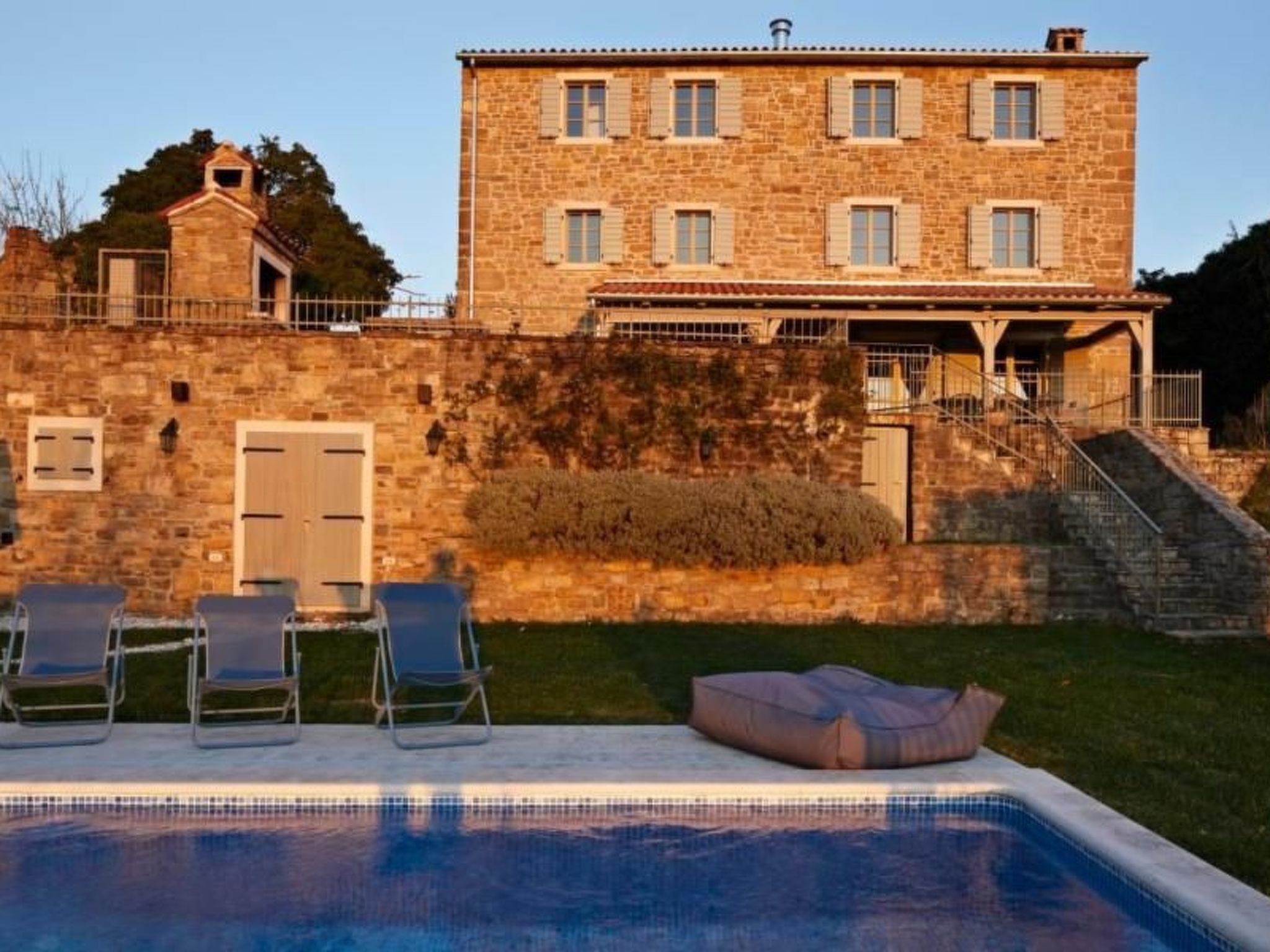 In Kostanjica mit Grill, Terrasse und Garten