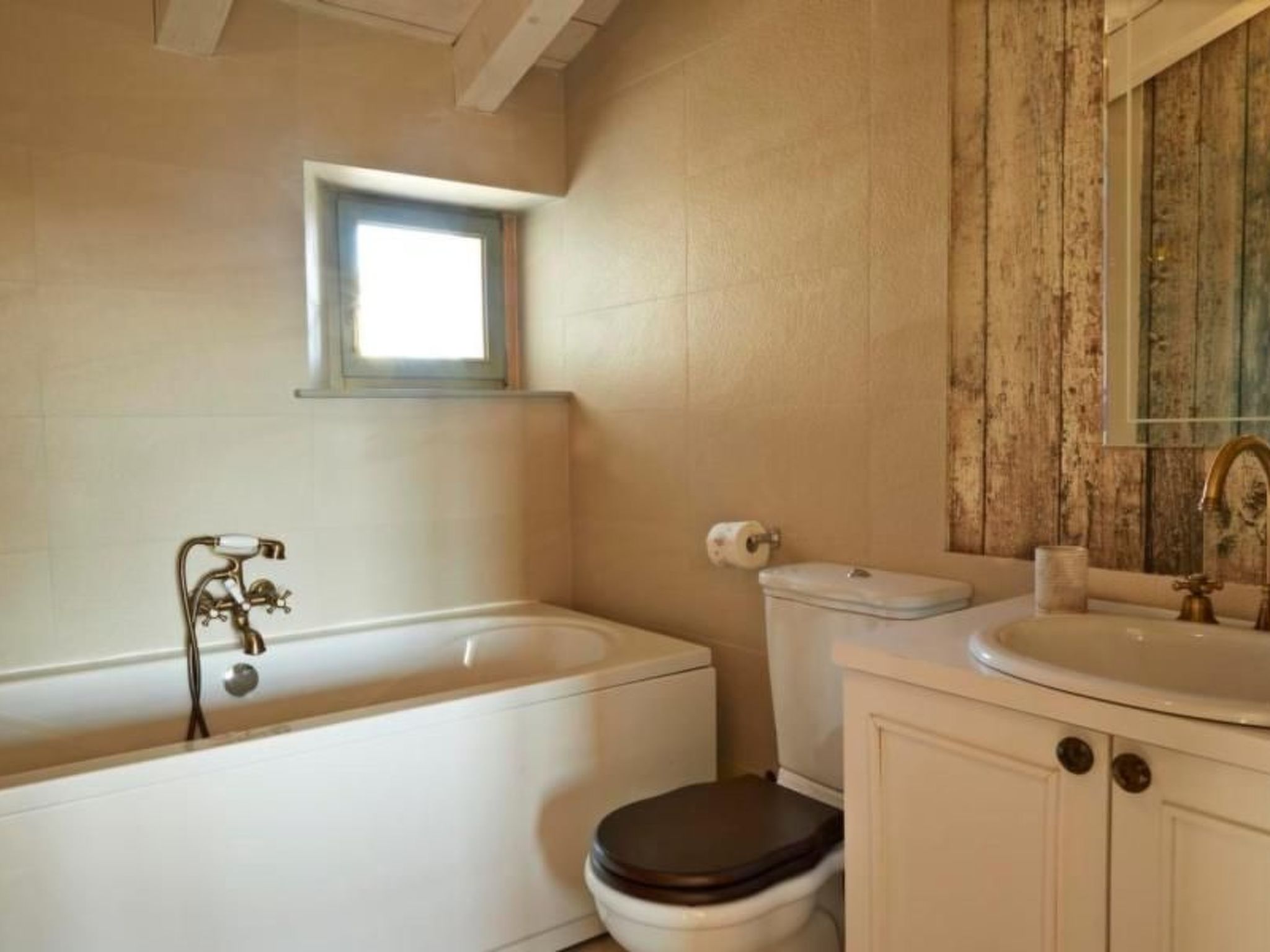 In Kostanjica mit Grill, Terrasse und Garten-Drinnen