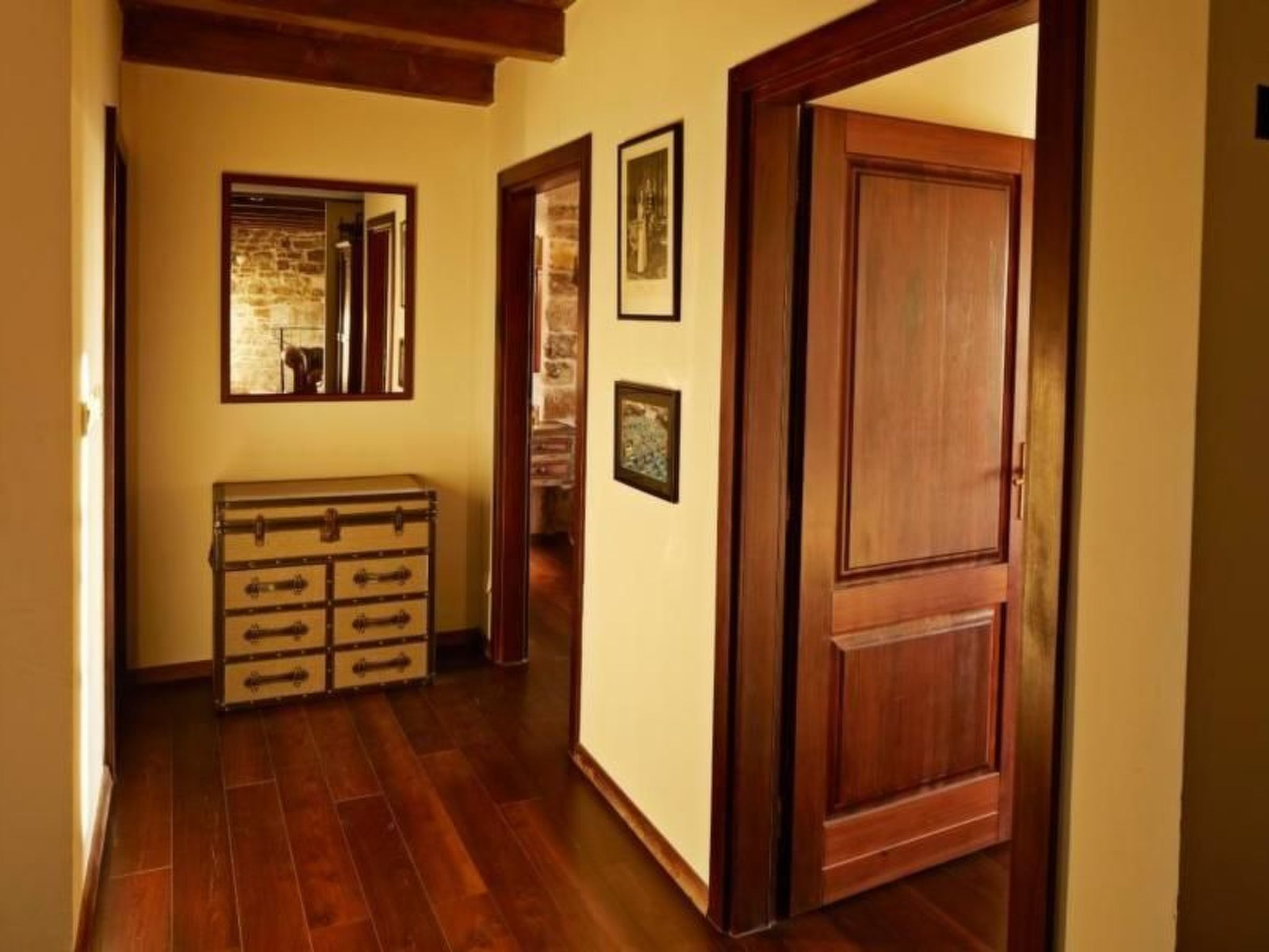 In Kostanjica mit Grill, Terrasse und Garten-Drinnen