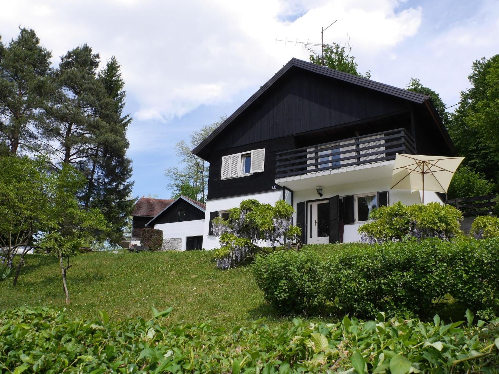 This house built on a slope is at the entrance to Tuhelj in a quiet and peaceful location. From here it is easy to get to Zelenjak, Klanjec and Kumrovec by car. The detached house has a well-maintaine..