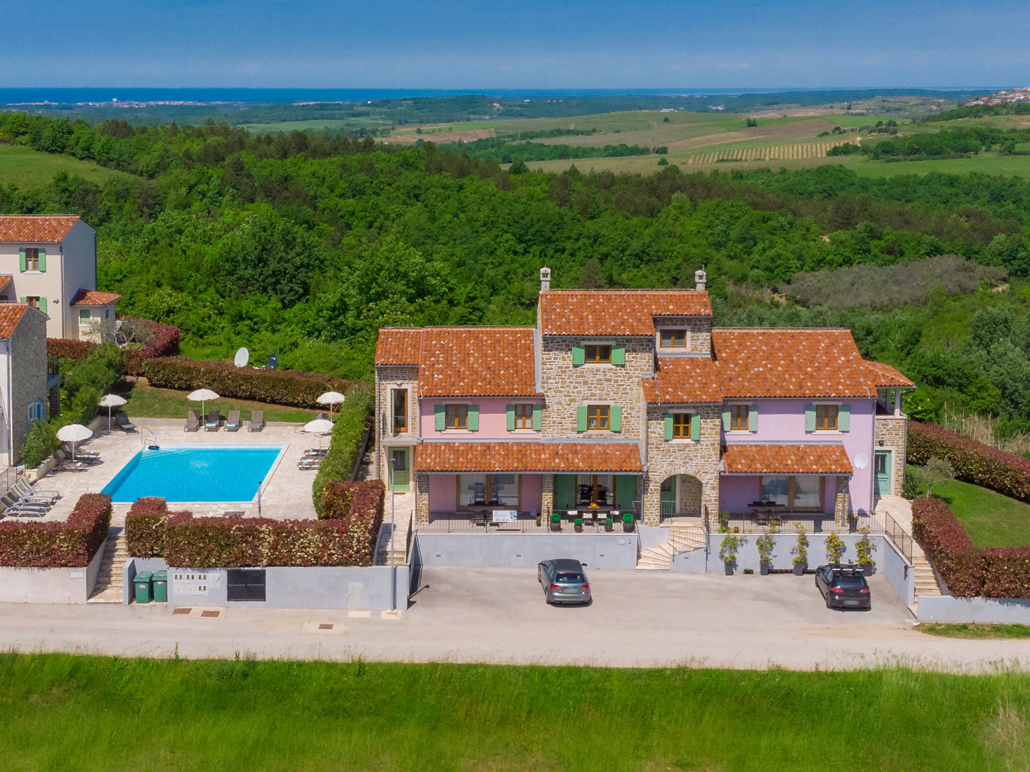 "Bullea", huis in een rij 4-kamers 130 m2 op 2 verdiepingen. Mooi en gezellig ingericht: woon-/eetkamer 45 m2 met Sat-TV (Flatscreen TV), DVD en air-conditioning. Uitgang naar het terras. Open keuken ..