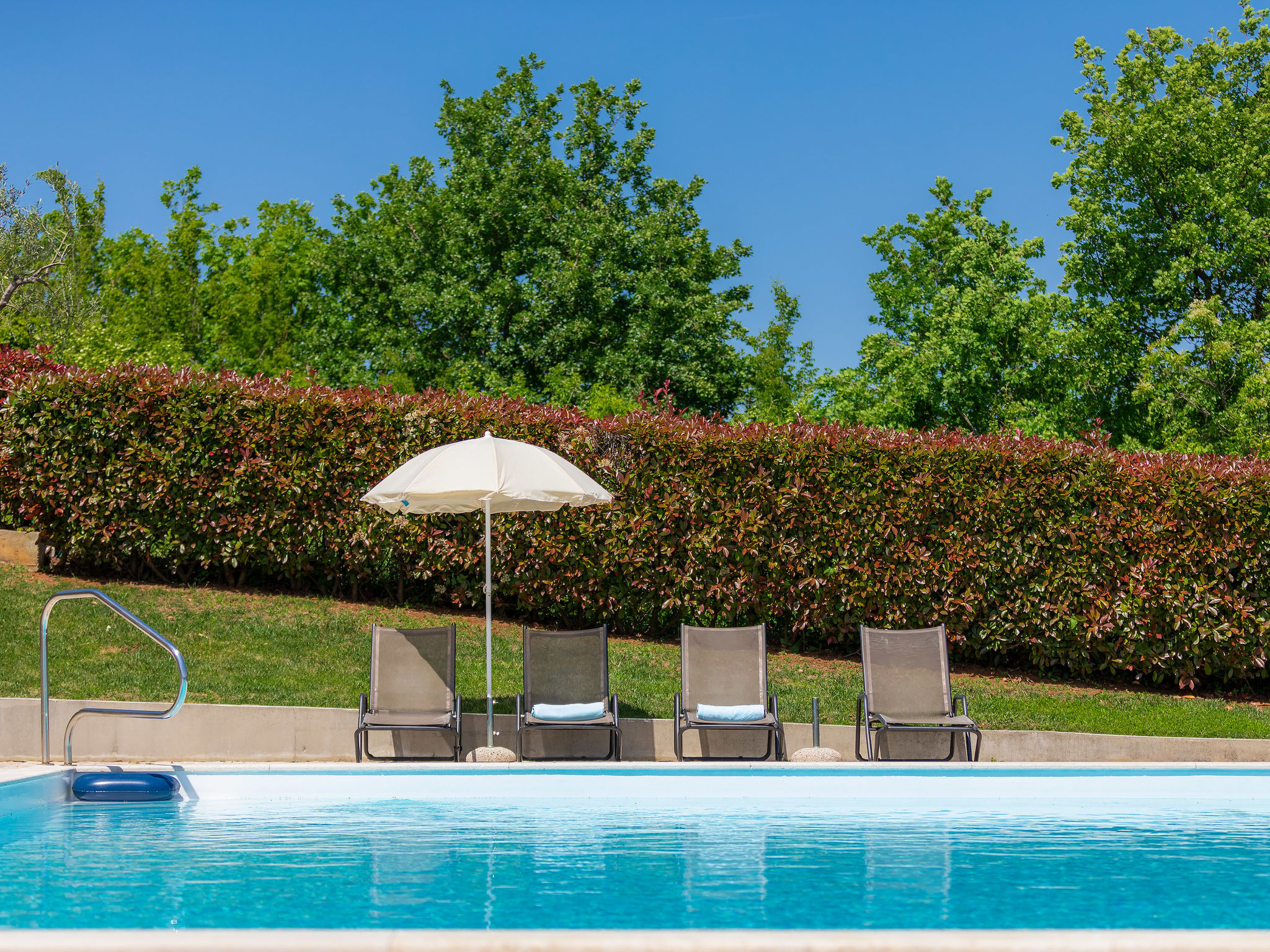 "Istriana", huis in een rij 4-kamers 145 m2 op 3 verdiepingen. Mooi en gezellig ingericht: woon-/eetkamer 45 m2 met Sat-TV (Flatscreen TV), DVD en air-conditioning. Uitgang naar de tuin, naar het terr..