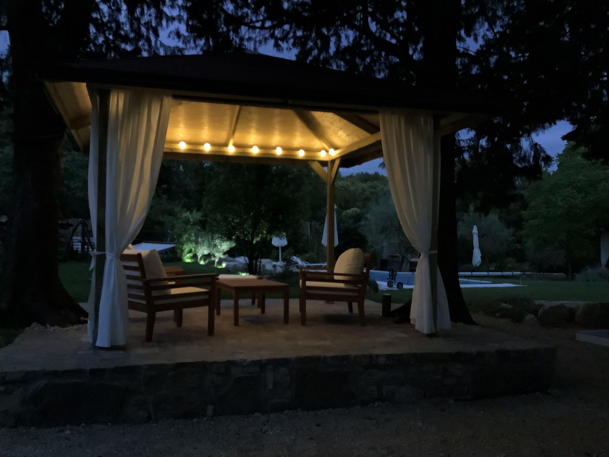 Mit privatem Pool-Dehors