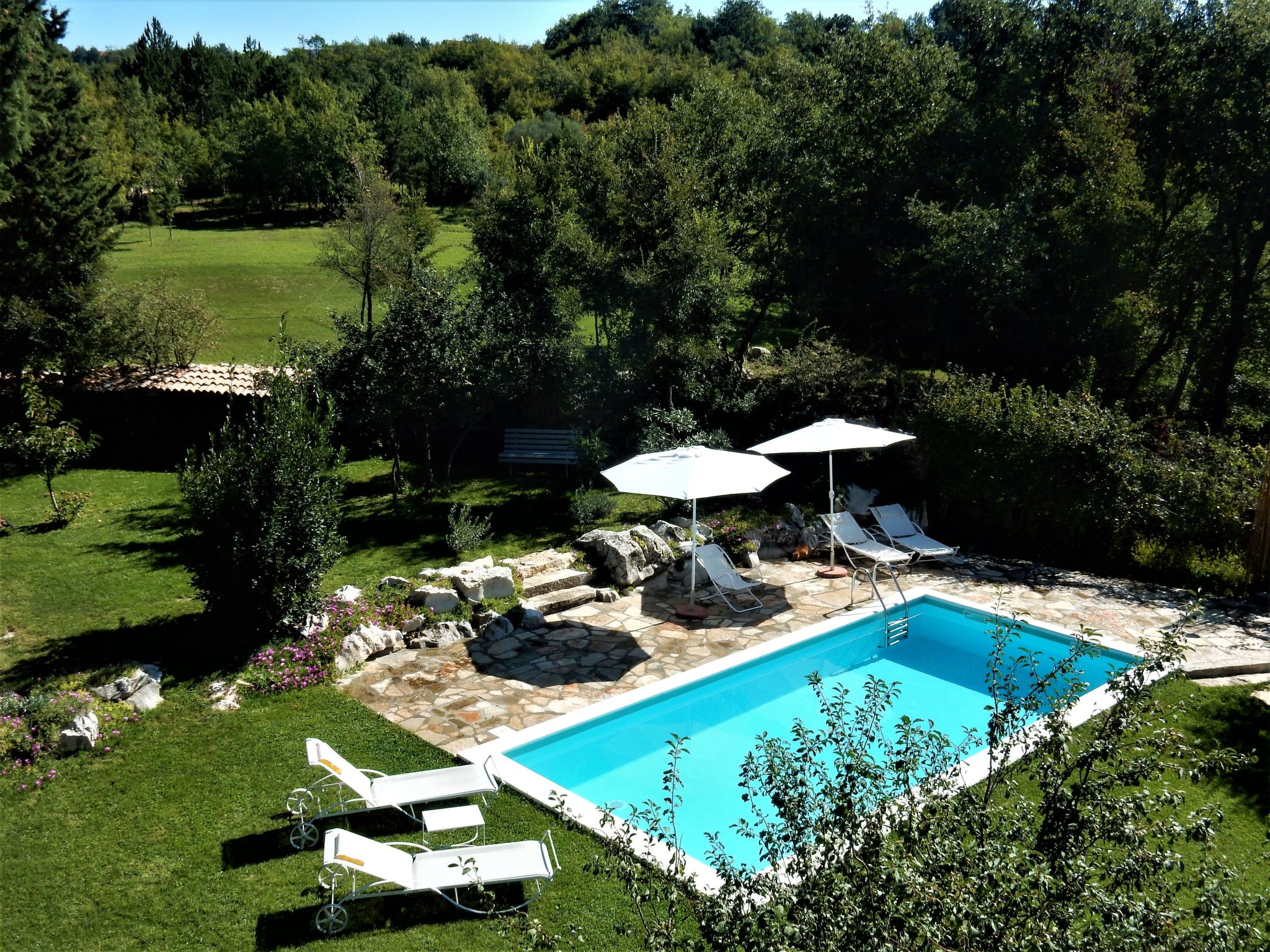 Mit privatem Pool-Dehors