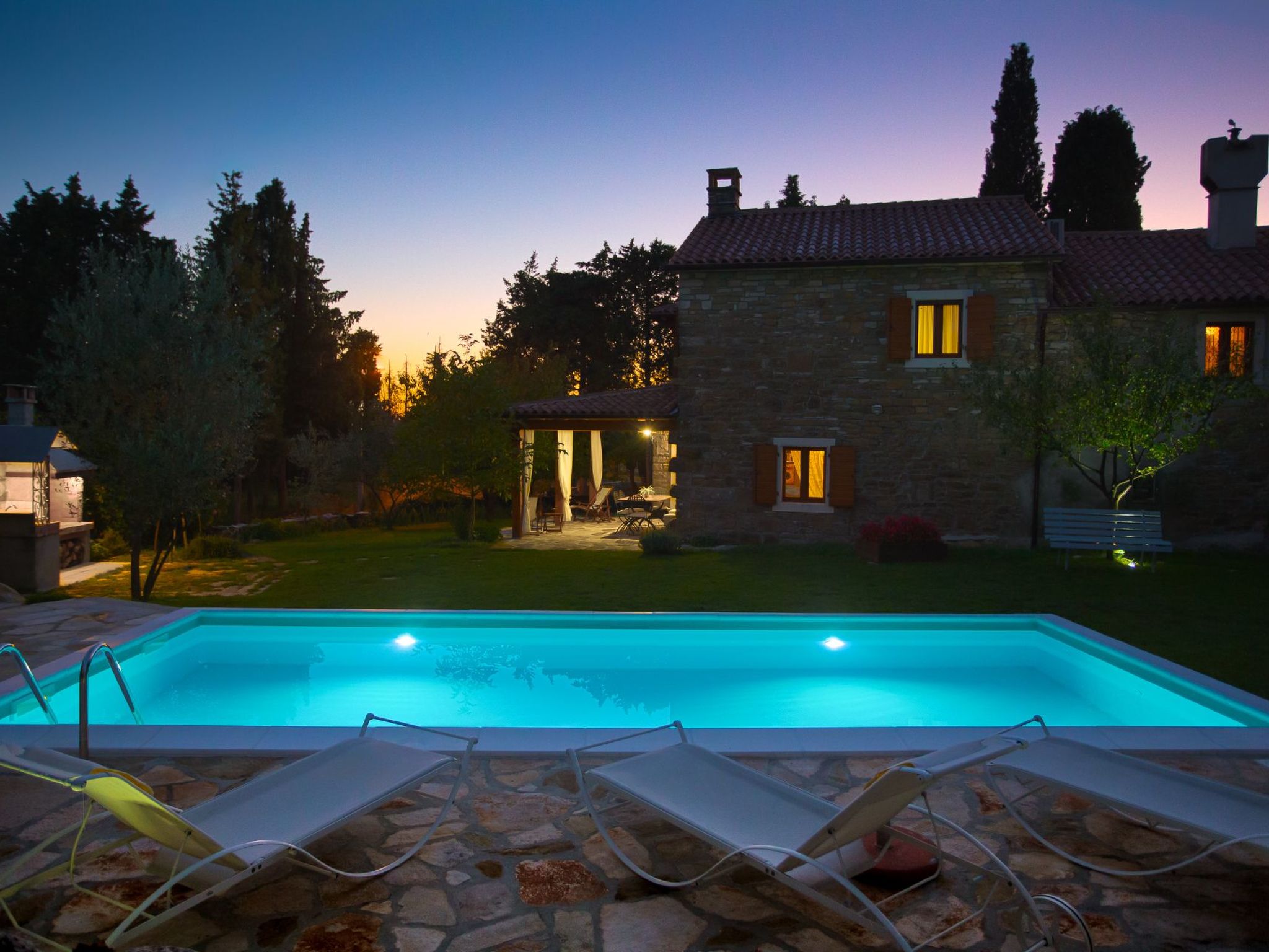 Mit privatem Pool-Dehors