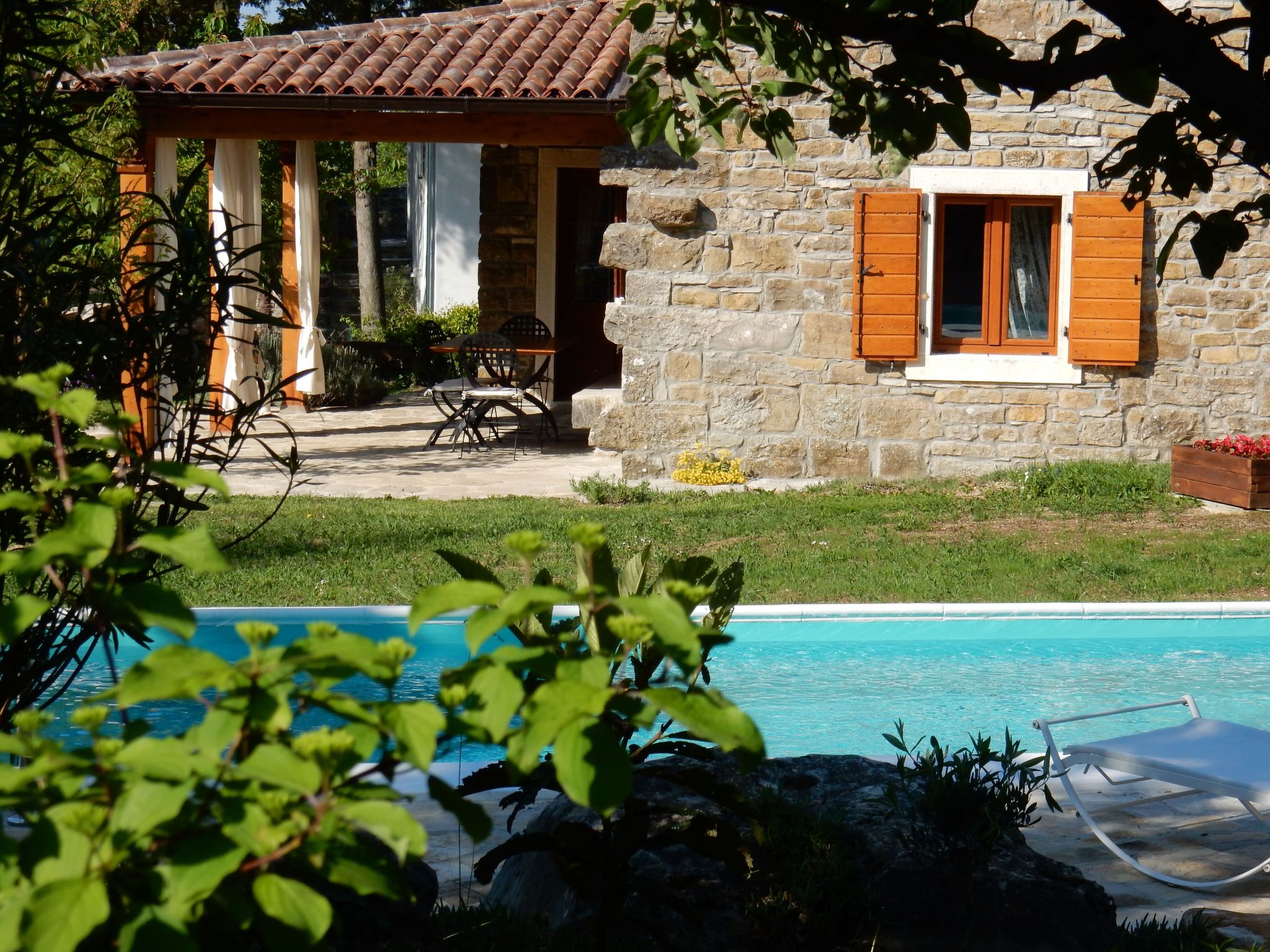 Mit privatem Pool-Dehors