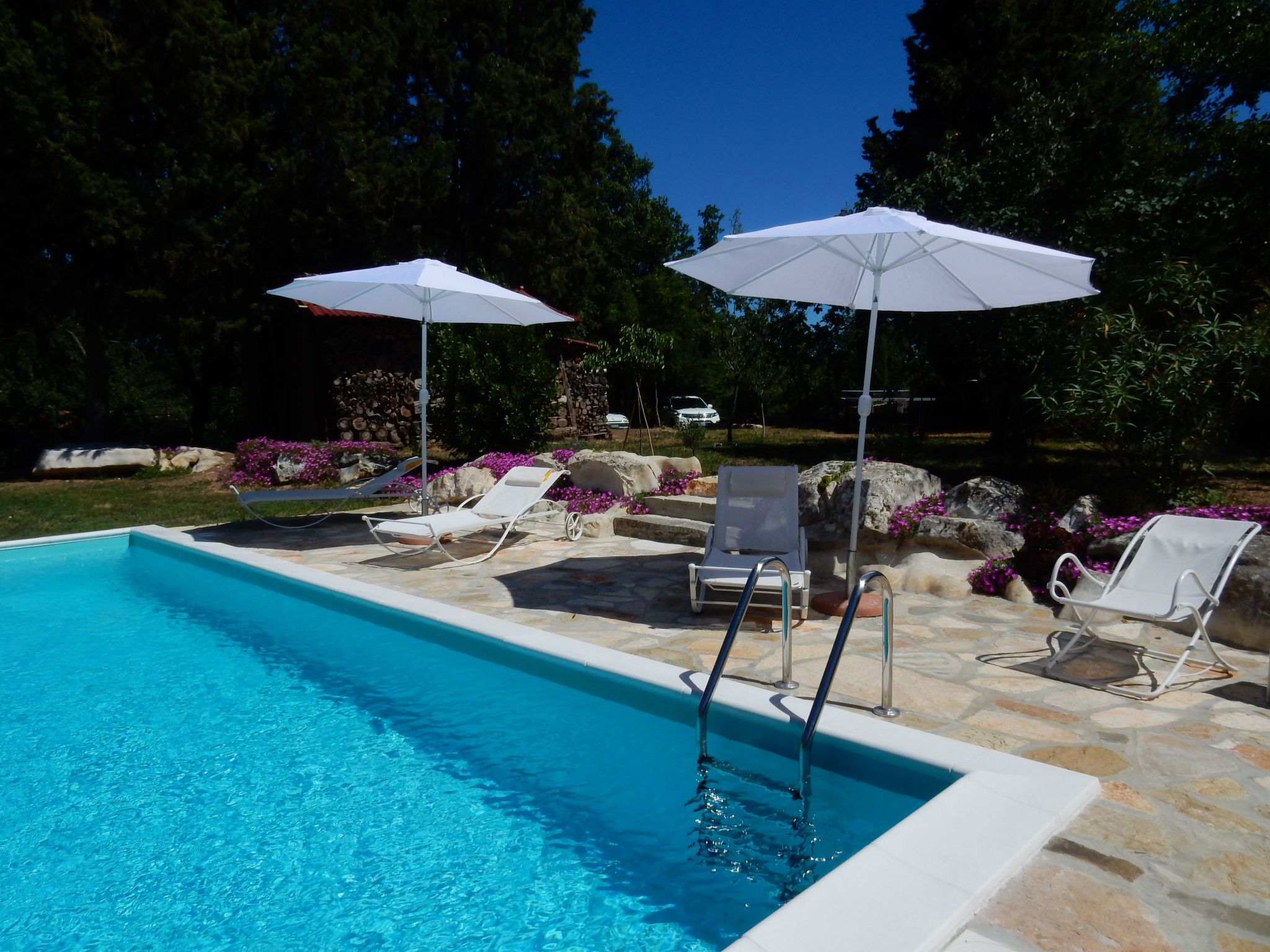 Mit privatem Pool-Dehors