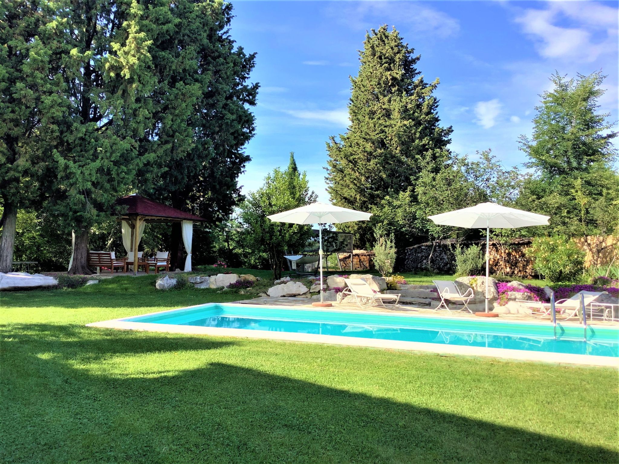 Mit privatem Pool-Dehors