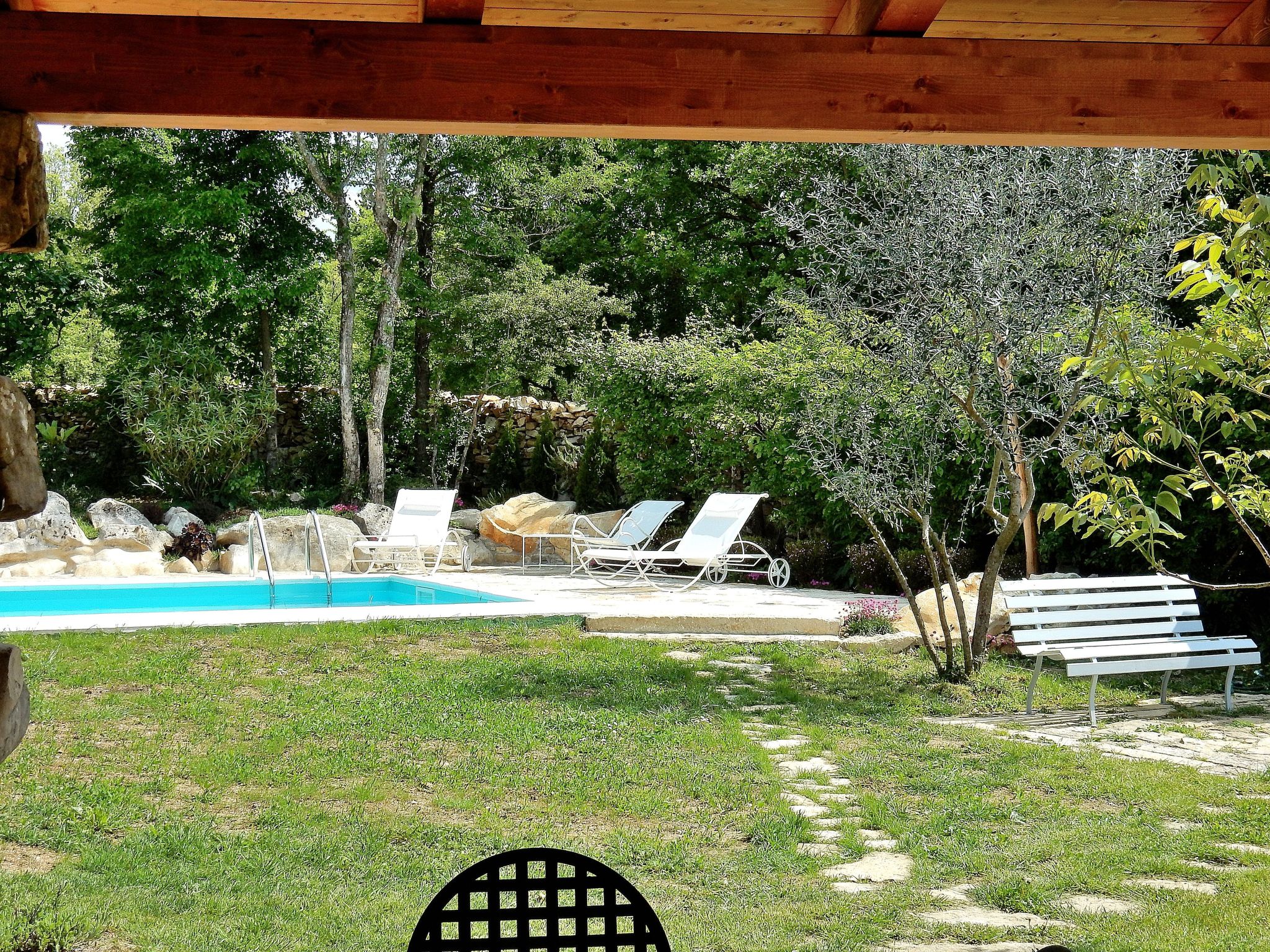 Mit privatem Pool-Dehors