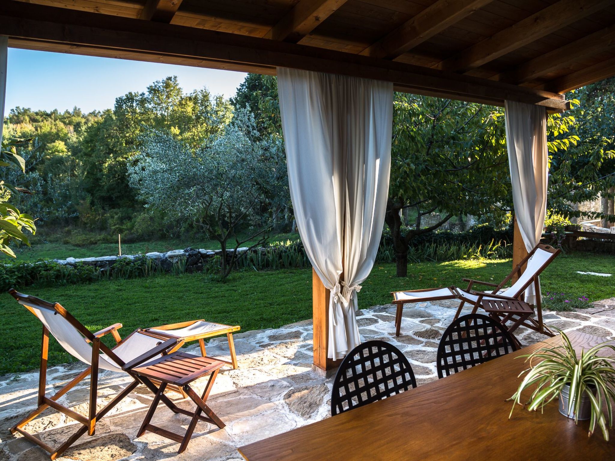 Mit privatem Pool-Dehors